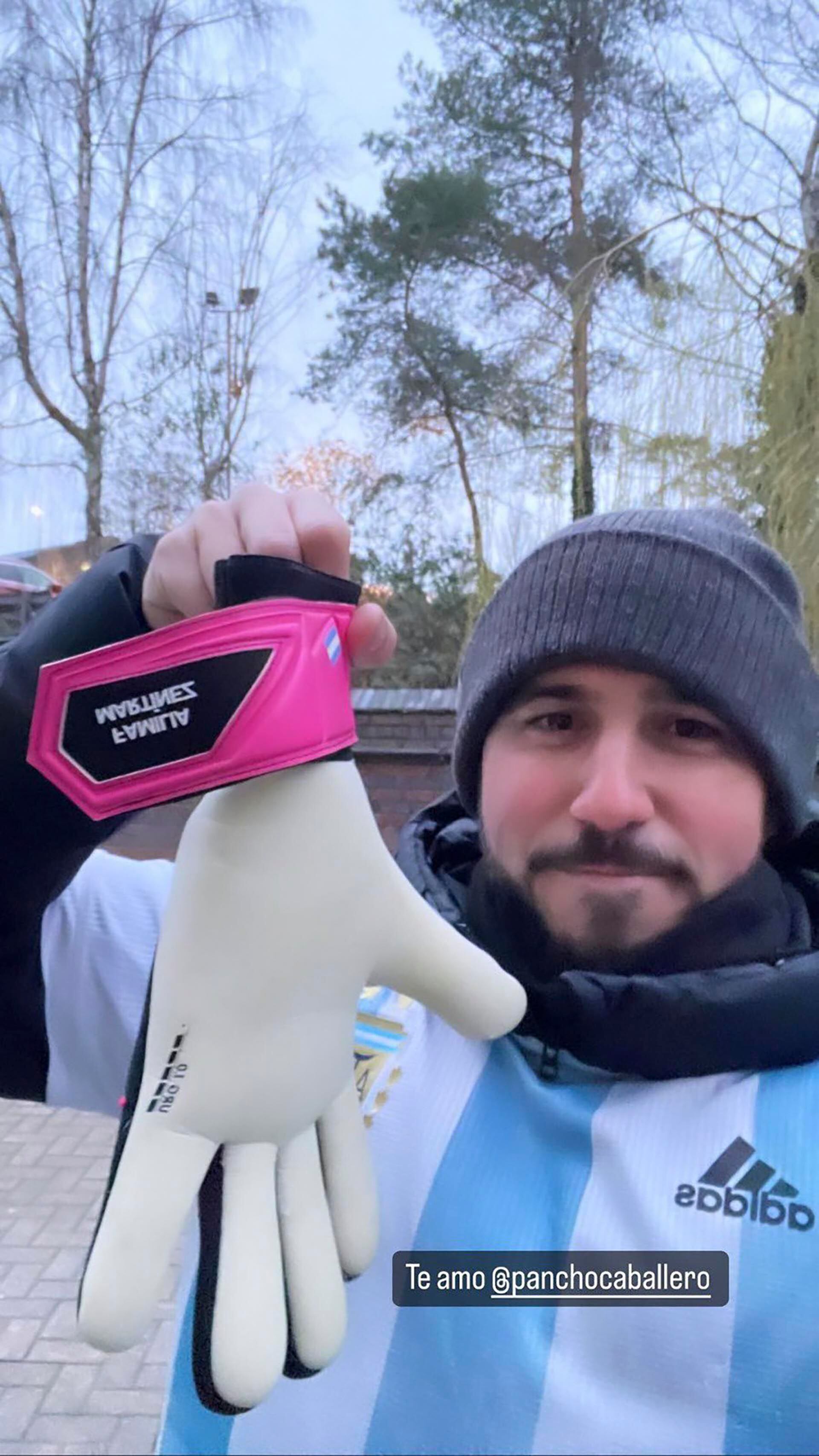 El Regalo De Dibu Martínez Para Dos Hinchas Argentinos Tras La Victoria Del Aston Villa Por La