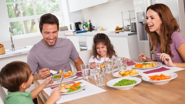 Como todo lo que se percibe del entorno también 'alimenta' lo ideal es crear un clima adecuado para la comida, apagar la televisión y abstraerse de las noticias todo el tiempo (Shutterstock)