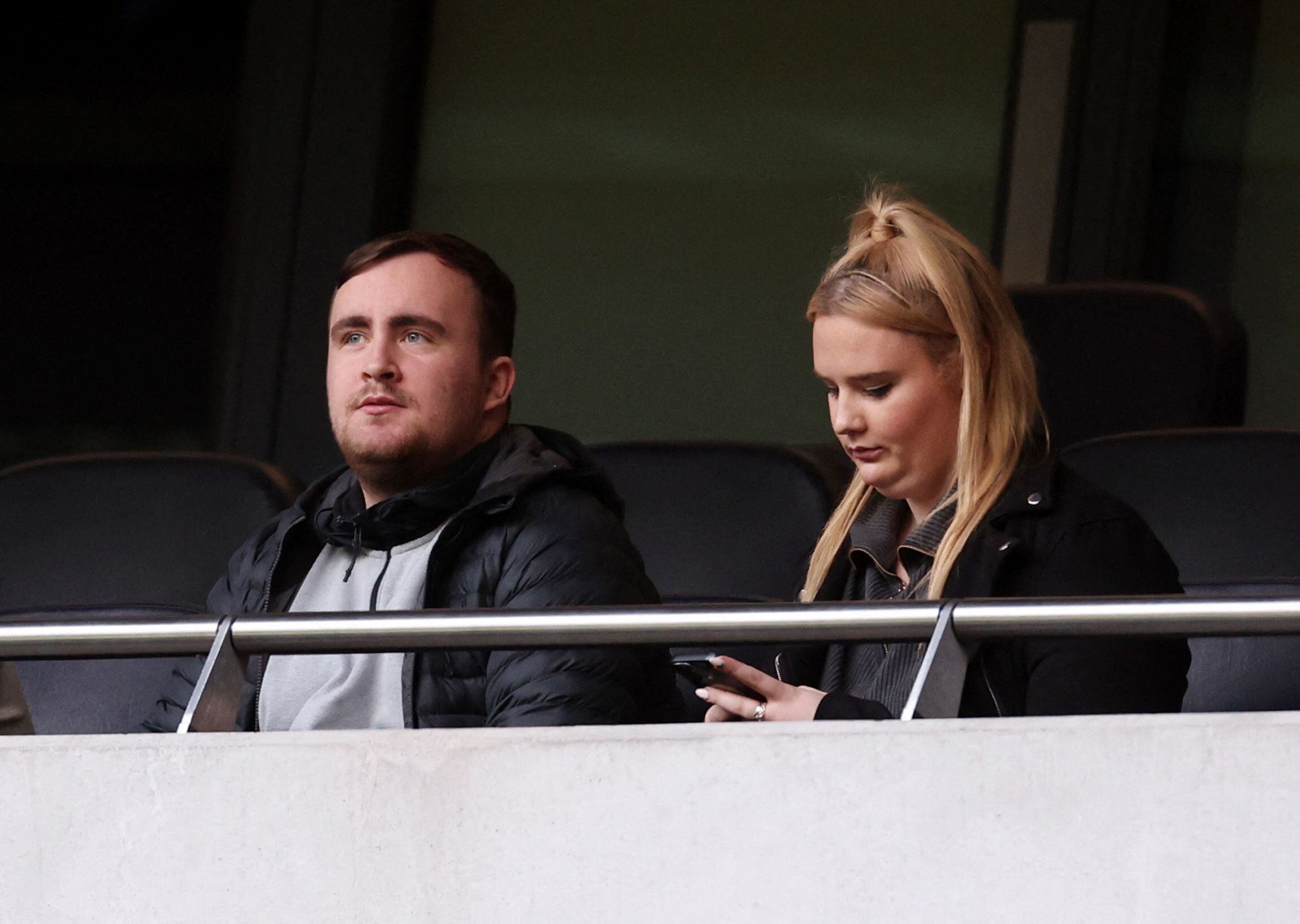 El lanzador de dardos Luke Littler y su novia en la platea del estadio de Tottenham (REUTERS/David Klein)