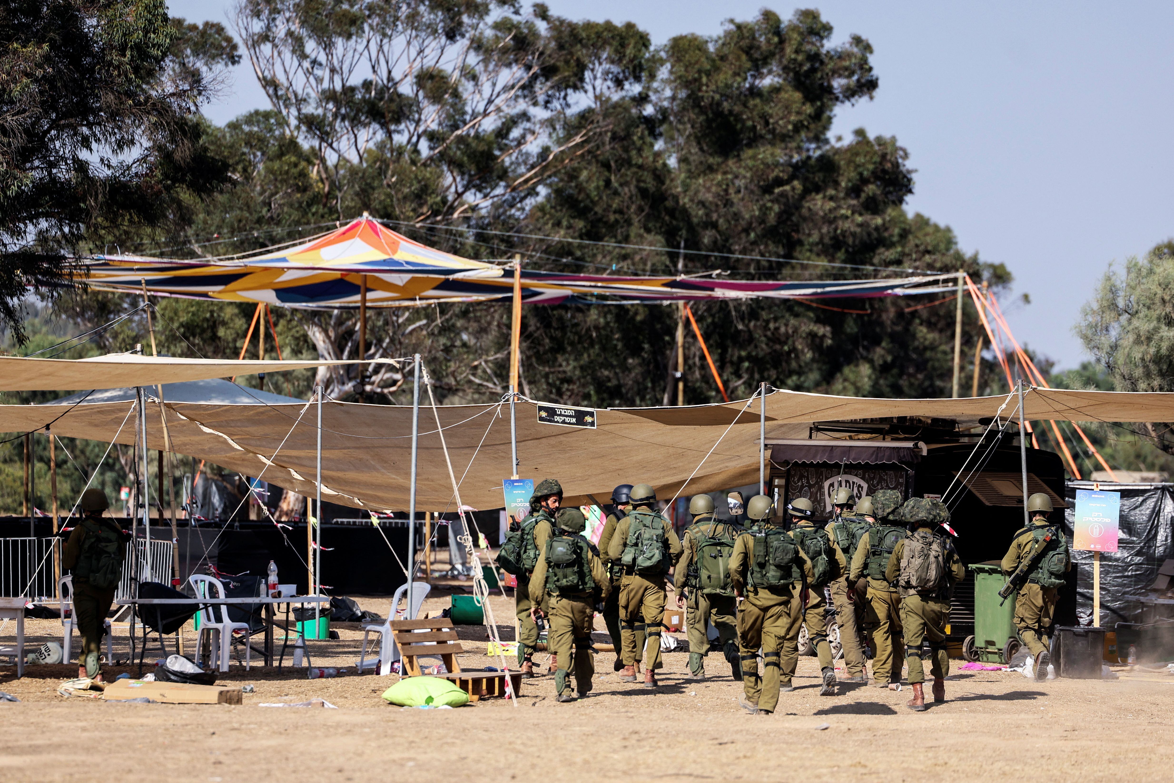 Soldados israelíes caminan por el lugar de un ataque al Festival Nova por terroristas de Hamas desde Gaza, cerca de la frontera de Israel con la Franja de Gaza, en el sur de Israel, 12 de octubre de 2023. REUTERS/Ronen Zvulun