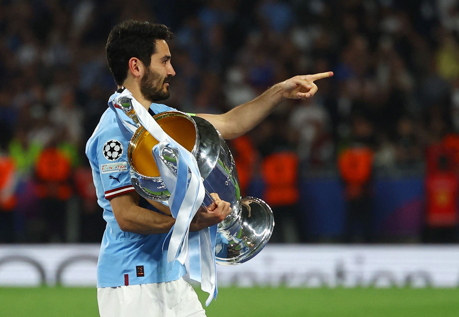 Gündogan con el trofeo de la Champions (REUTERS).