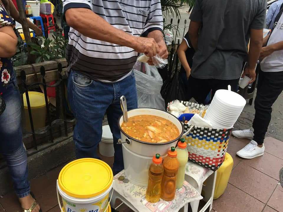 Un encebollado cuesta desde USD 1.50 y se puede comer en la calle, en los hogares o en restaurantes de toda clase.