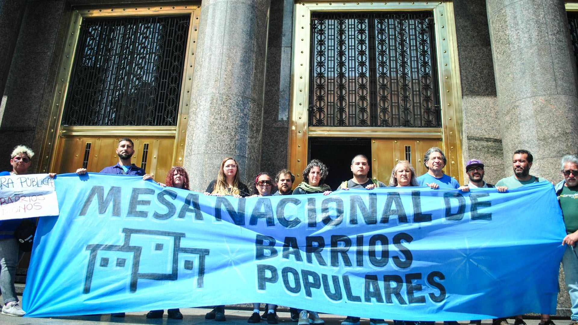 A las 10 de la mañana referentes sociales y militantes protestaron frente al Ministerio de Economía 