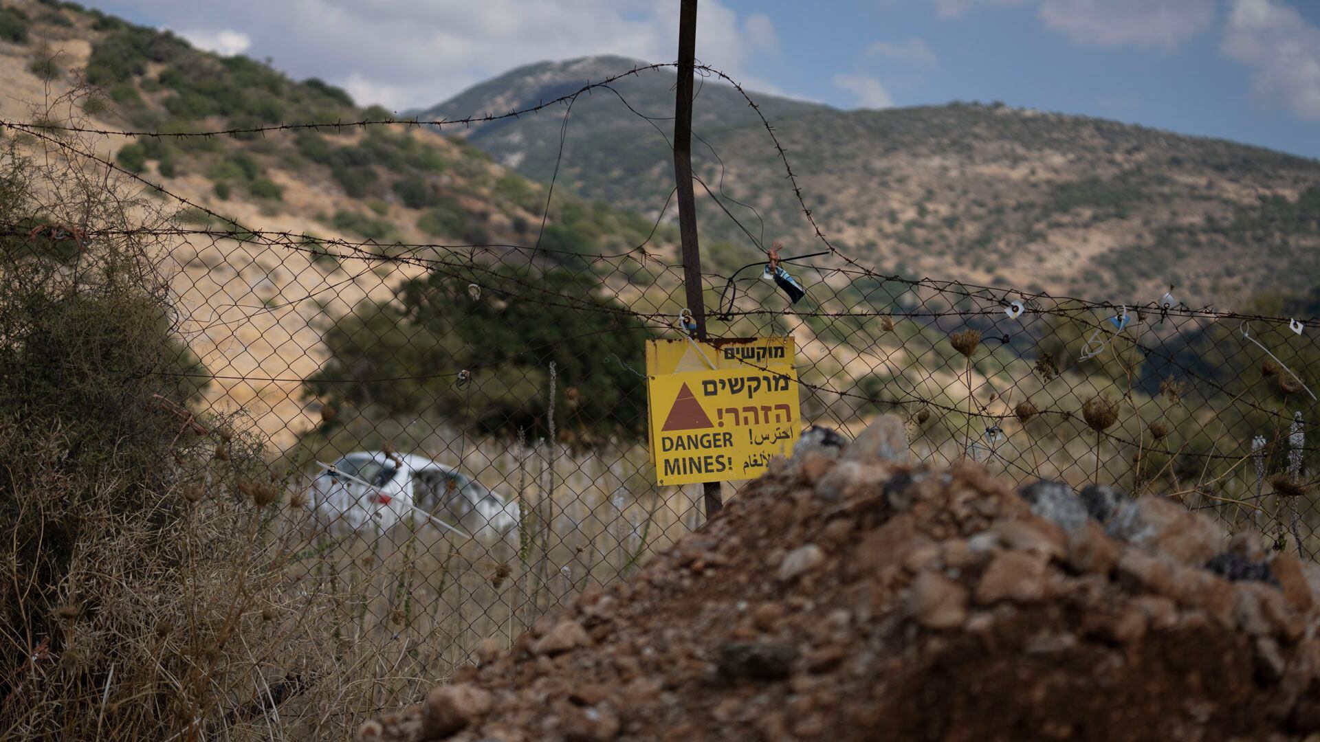 Para dificultar los ataques de Hezbollah en los pueblos cercanos a la frontera con el Líbano, la defensa israelí sembró minas terrestres desde la ruta al comienzo del Monte Hermón