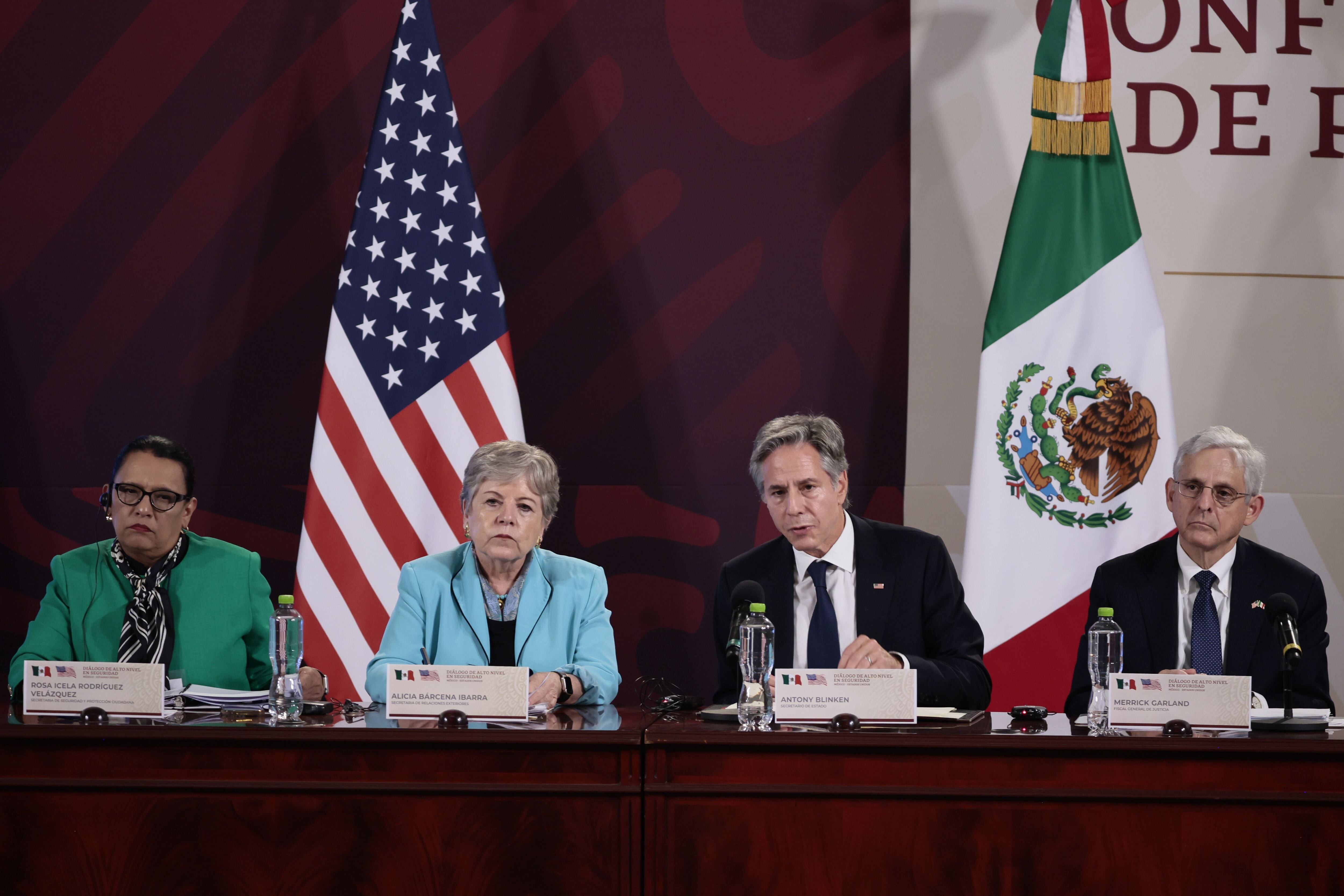 La secretaria mexicana de Seguridad y Protección Ciudadana, Rosa Icela Rodríguez; la canciller mexicana, Alicia Bárcena; el secretario de Estado de Estados Unidos, Antony Blinken y el fiscal general, Merrick Garland participan hoy, durante una conferencia de prensa en la Ciudad de México (México). EFE/José Méndez
