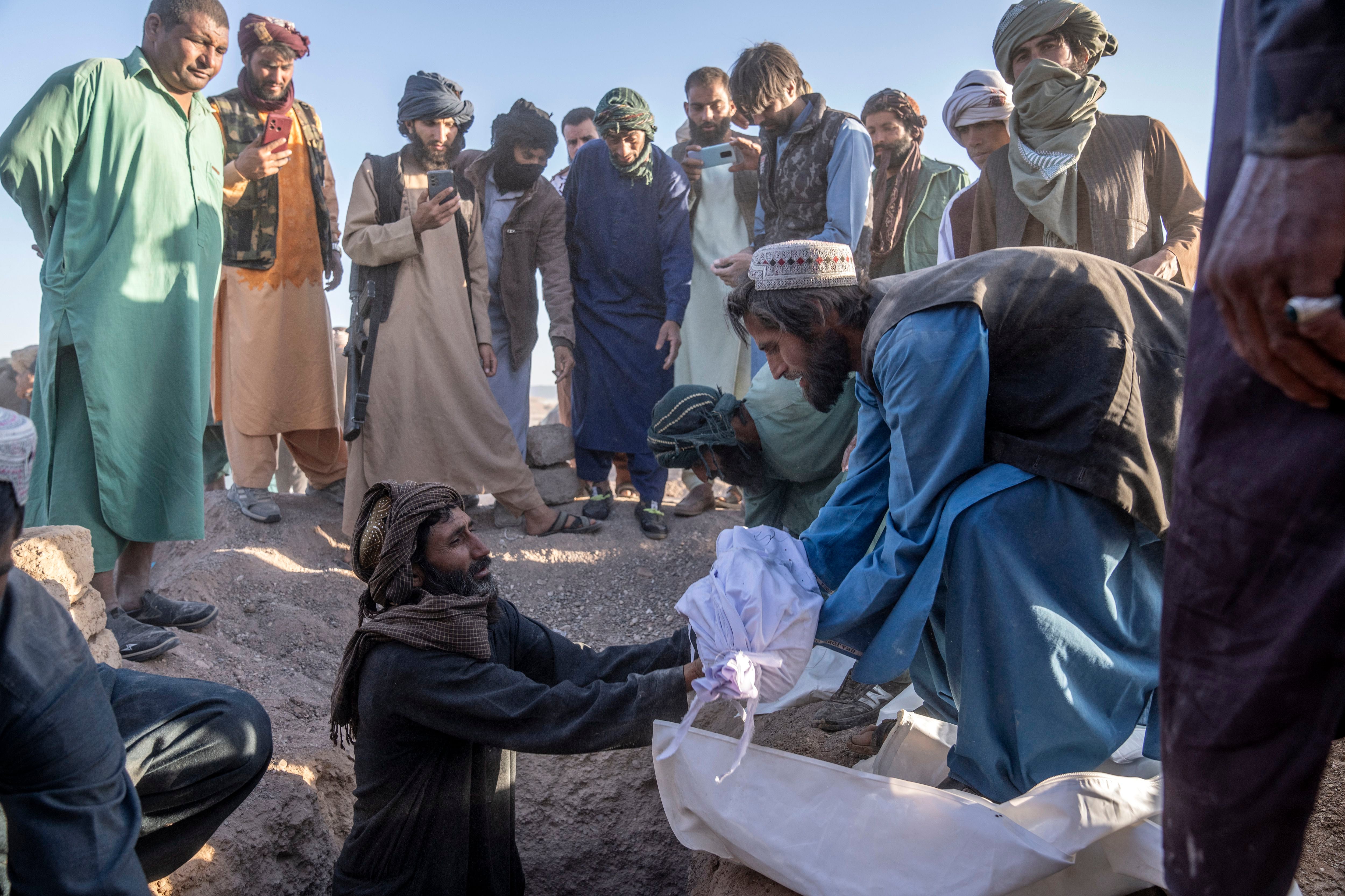 Un afgano entierra a su nieto que murió a causa del terremoto, en una aldea del distrito de Zenda Jan, en la provincia de Herat. (Foto AP/Ebrahim Noroozi)