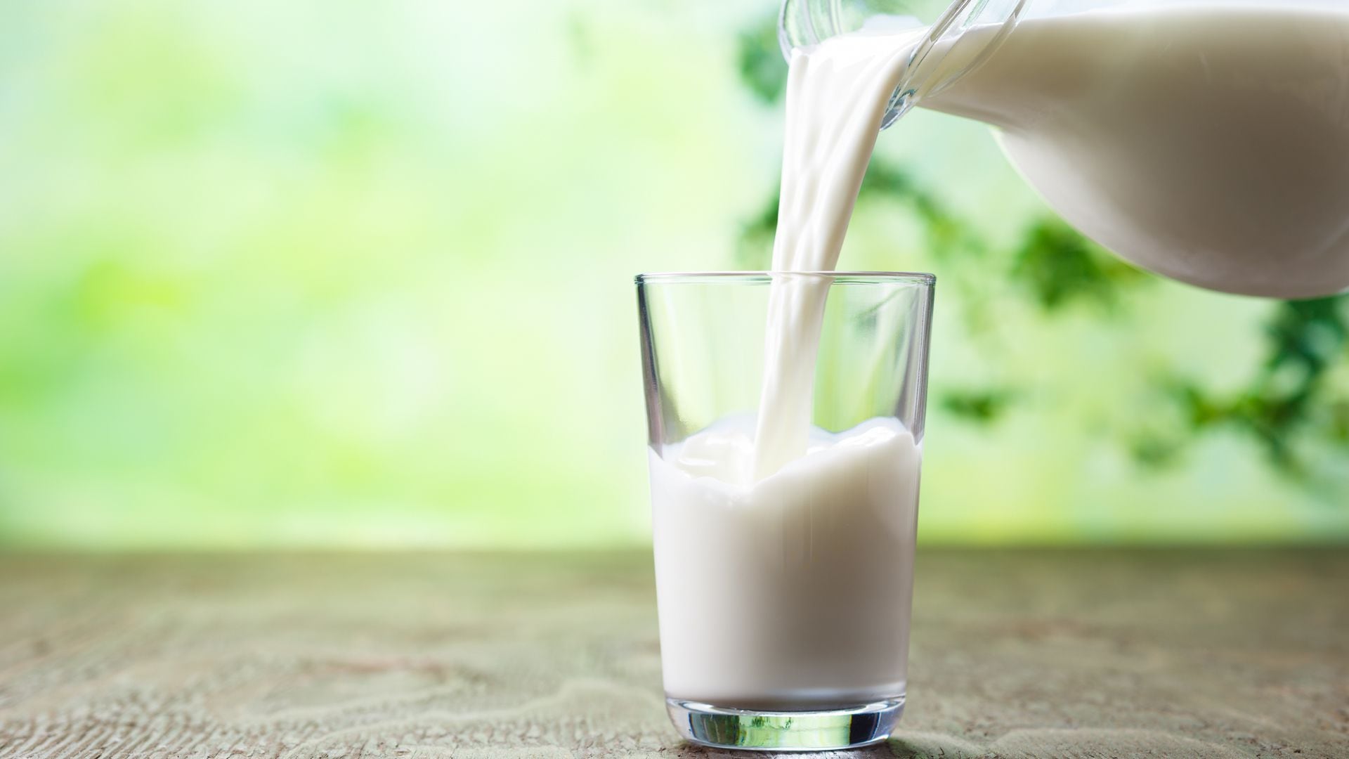 La leche aporta calcio, fósforo y vitamina D, esenciales para huesos y dientes fuertes (Imagen: Getty)