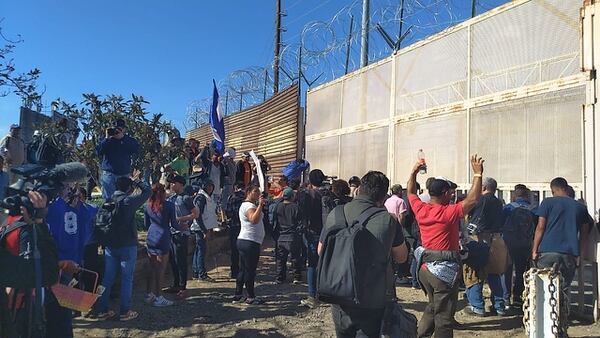 Los migrantes llegaron hasta un punto de la barda fronteriza, donde los repelieron con gases. (Foto: Especial)