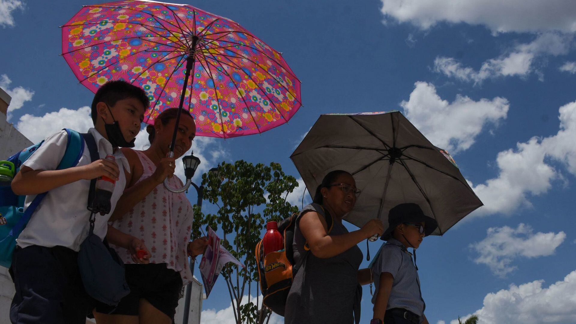 El estado de Campeche vive la tercera ola de calor en esta primavera con temperaturas de 40 grados, ante esto la Secretaría de Salud hizo una llamada a mantenerse hidratado.