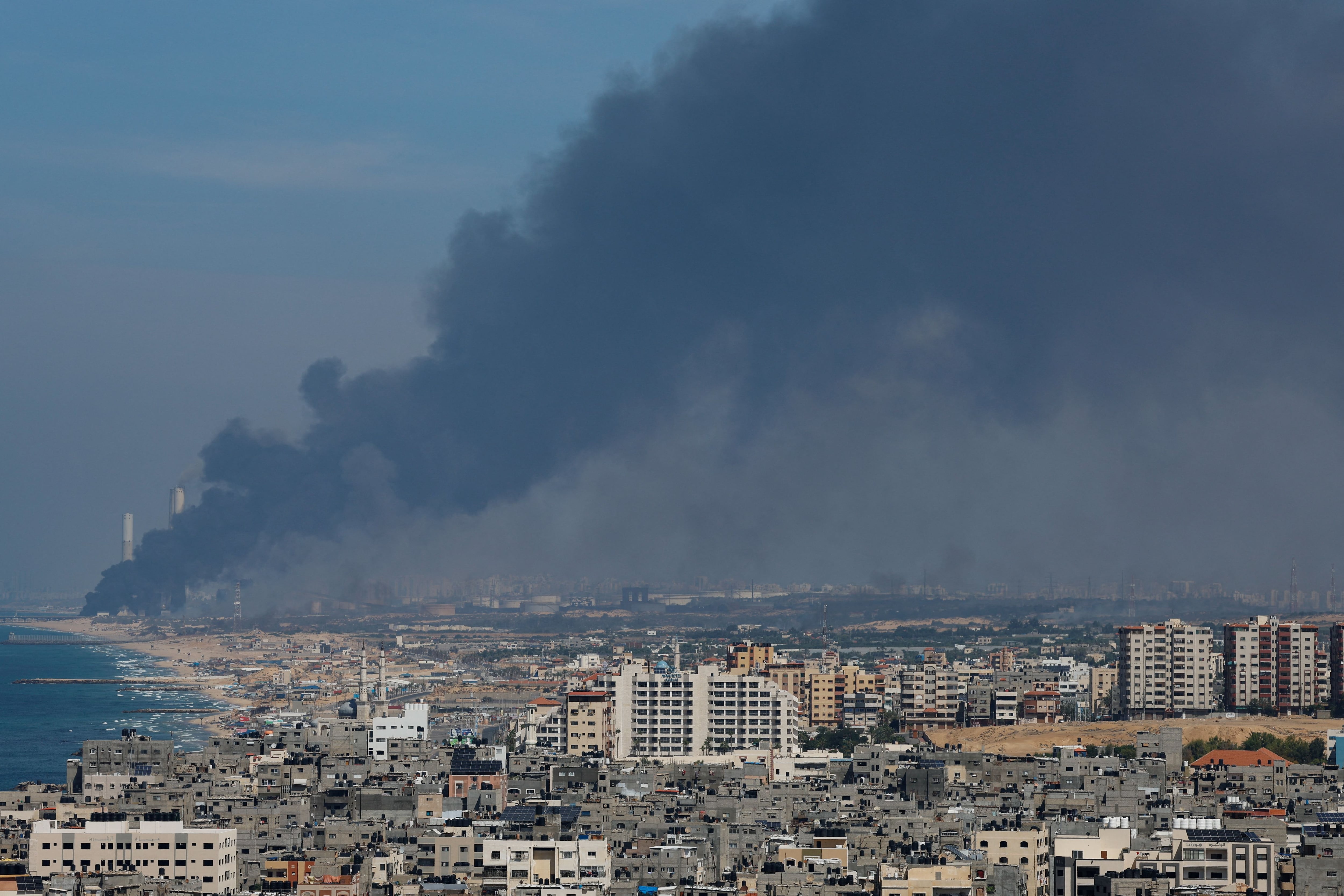 Humo del lado israelí después de que terroristas palestinos de Hamas se infiltraran en zonas del sur de Israel el, 7 de octubre de 2023. REUTERS/Mohammed Salem