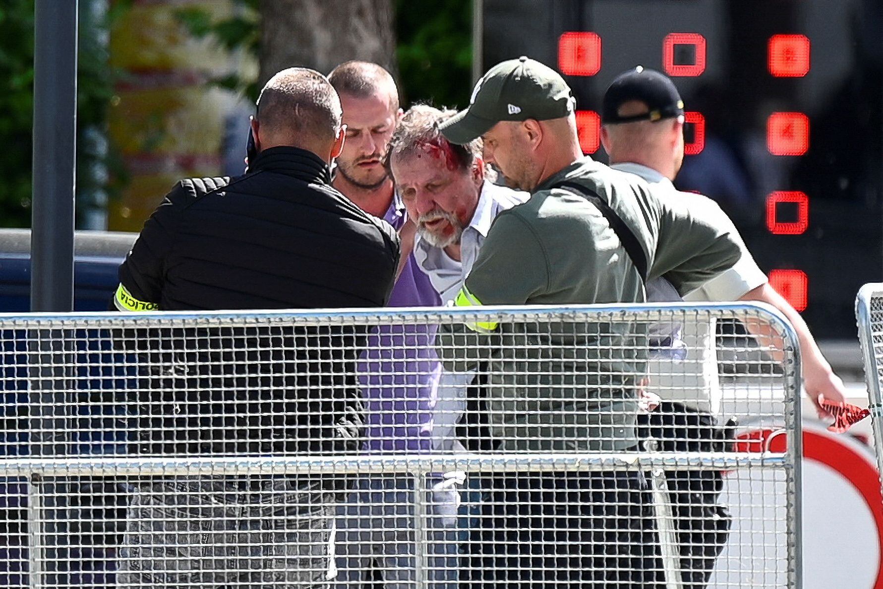 El hombre detenido tras el ataque (REUTERS/Radovan Stoklasa)