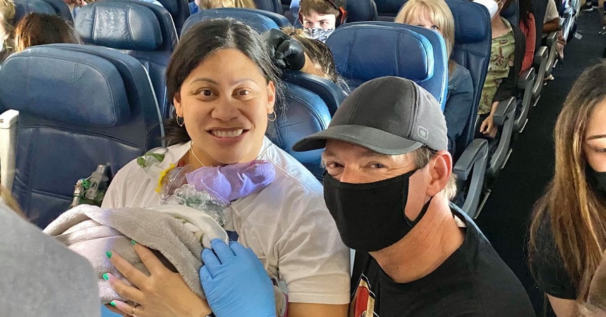 In an extraordinary event, a woman gave birth aboard a plane bound for Hawaii