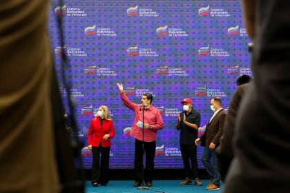 Maduro, su esposa Celia Flores y el funcionario Jorge Rodríguez, luego de que se anunciaran los resultados (REUTERS / Fausto Torrealba)