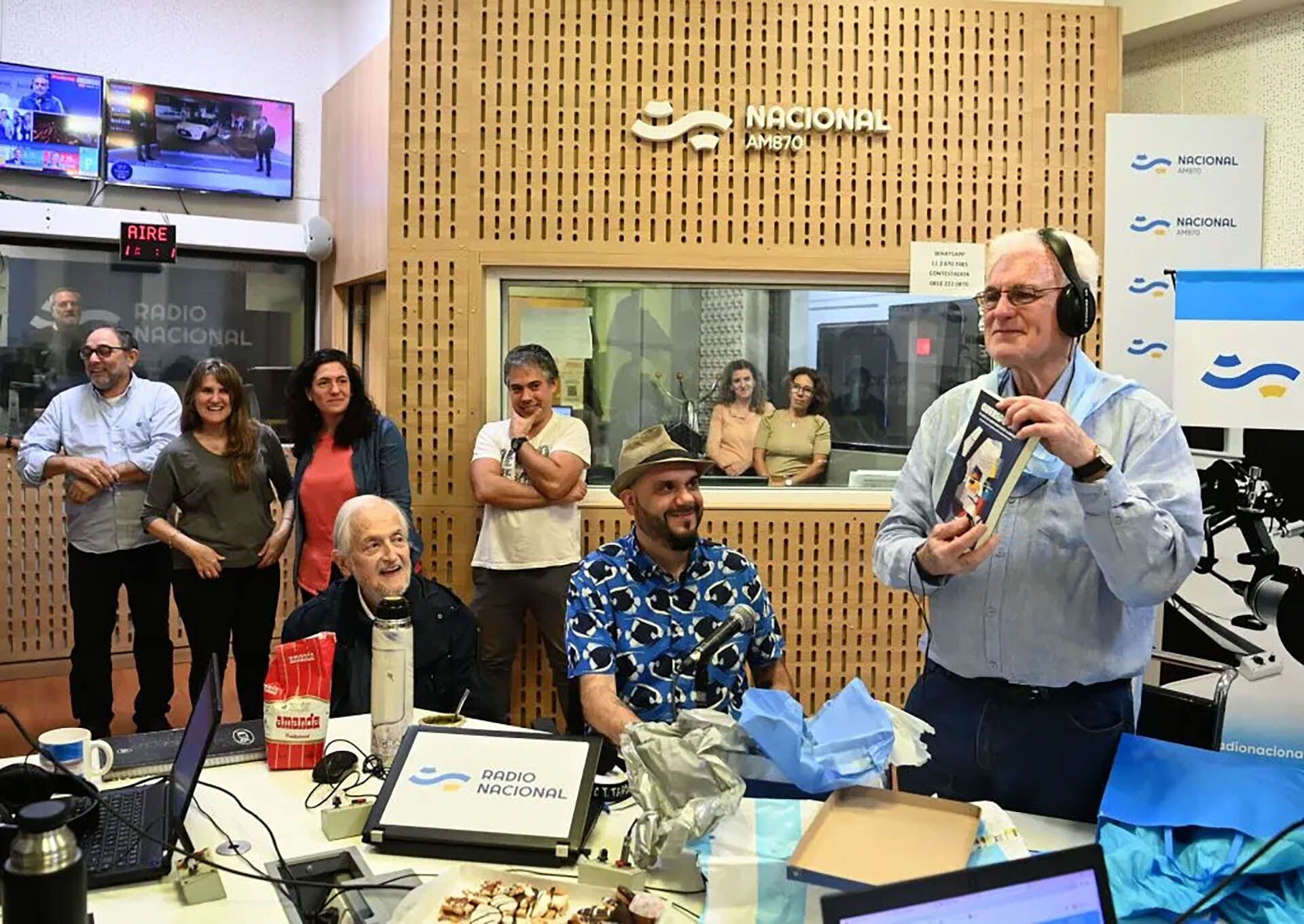 El periodista fue por la entrada de sus familiares y amigos de la radio en plena emisión de Ahí Vamos, con Gisella Busaniche y equipo