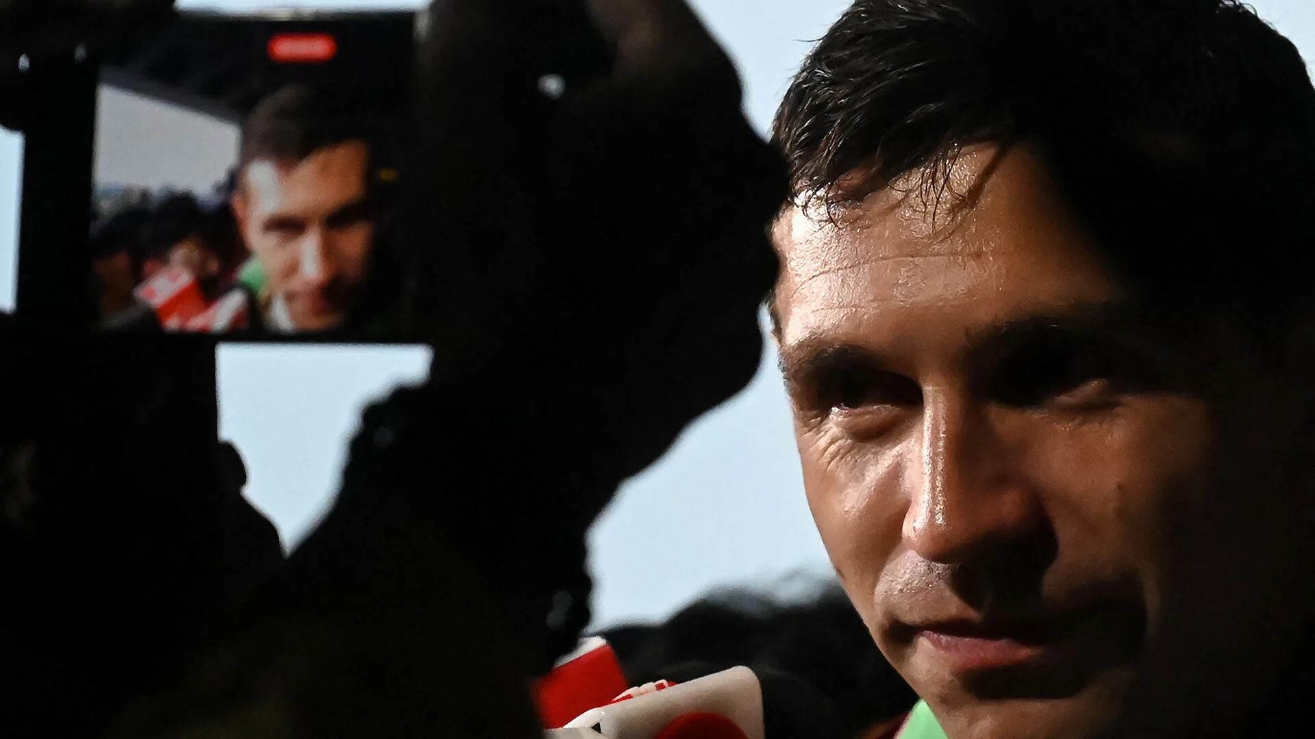 El arquero sacó a relucir su inglés para dar diversas entrevistas a los medios locales (Foto: AFP)