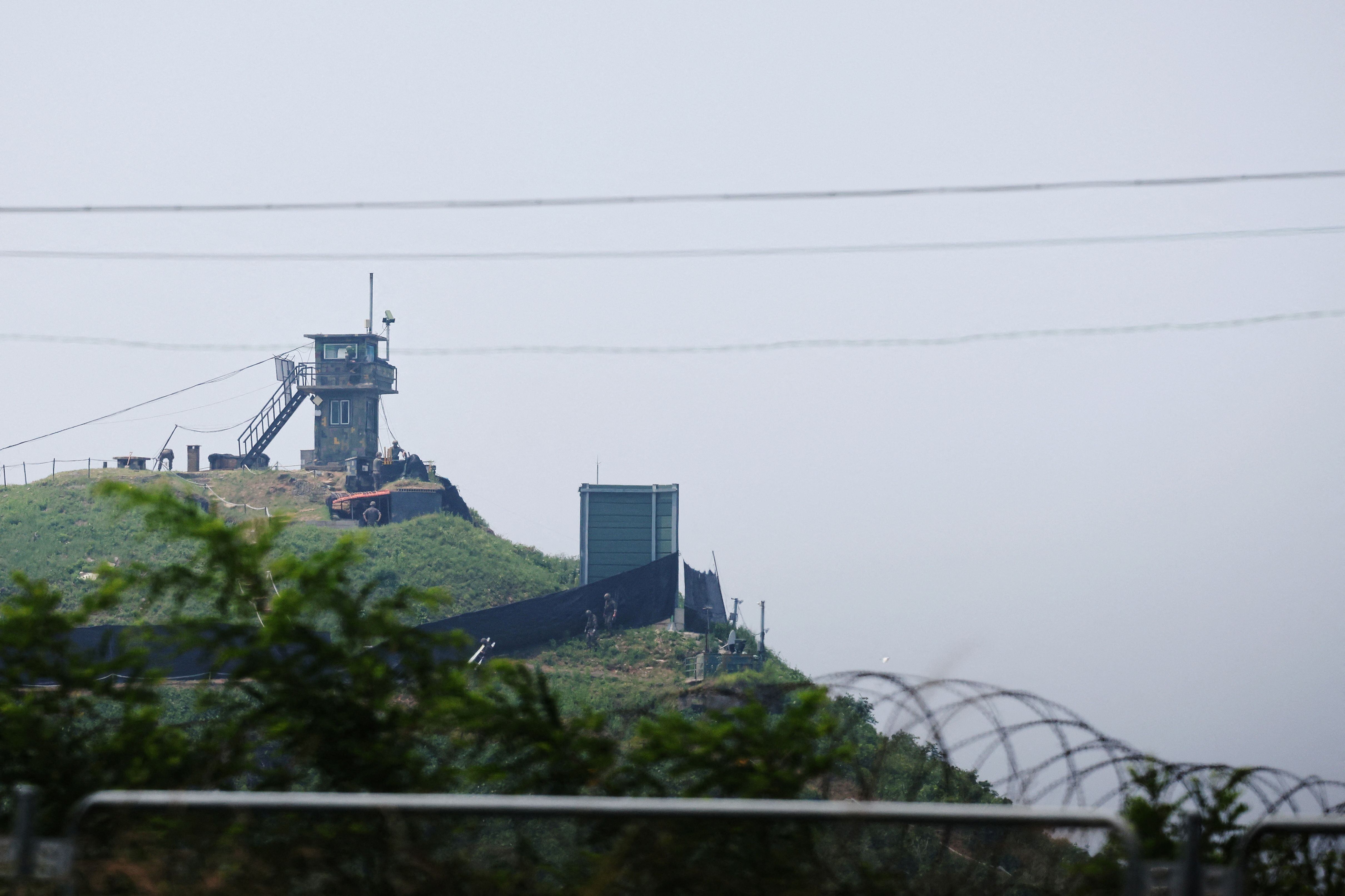 Soldados surcoreanos caminan en las instalaciones militares de Caja Verde, donde había altavoces que fueron desmantelados en 2018 y ahora se prevé que volverán a ser utilizados en dirección a la zona dssmilitarizada de Paju (REUTERS/Kim Hong-Ji)