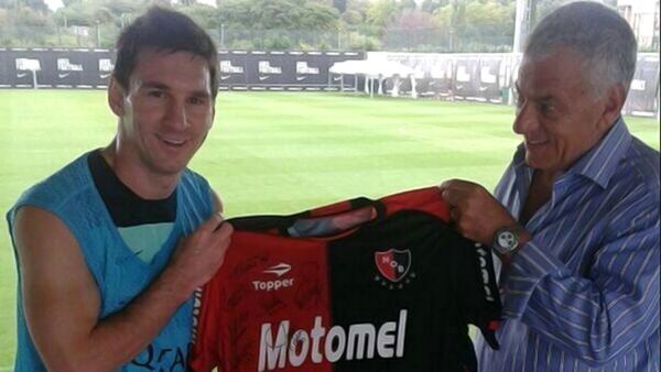 Messi y la remera del club de sus amores que nunca pudo vestir: la de Newell’s (@canoboficial)