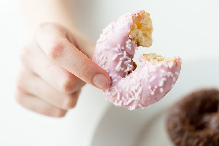 La alimentación rica en azúcar y en otros edulcorantes es lo que fomenta la epidemia de la obesidad (Shutterstock)