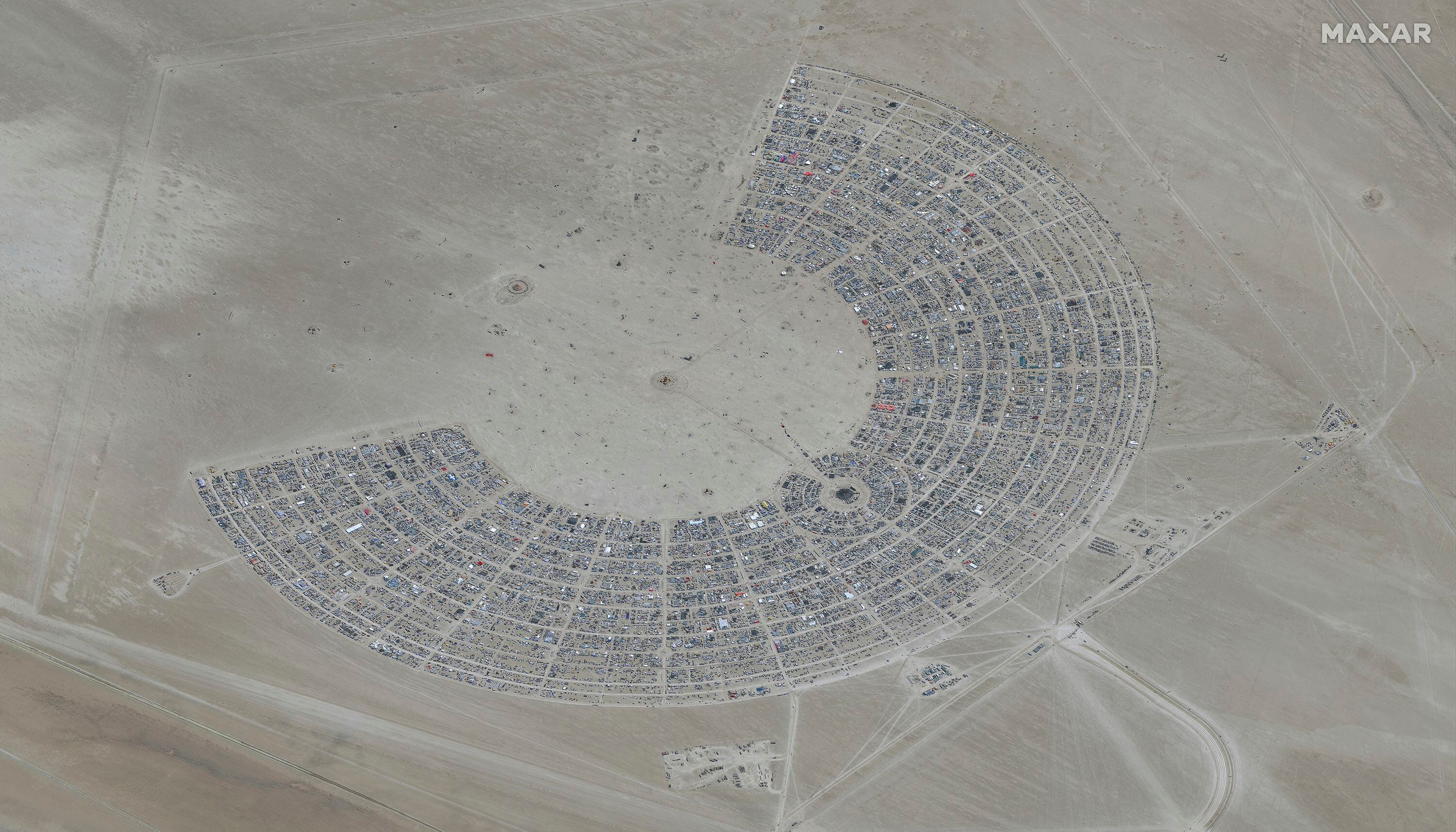 En esta fotografía satelital, proporcionada por Maxar Technologies, puede apreciarse una vista aérea del festival Burning Man el lunes 28 de agosto de 2023, en Black Rock, Nevada. (©2023 Maxar Technologies vía AP)