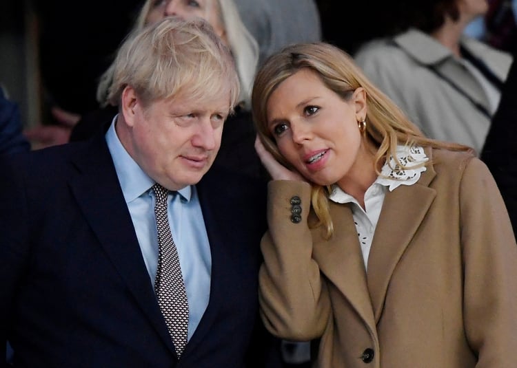 Boris Johnson con su pareja Carrie Symonds. La mujer, quien está embarazada, informó que también tuvo síntomas compatibles con el nuevo coronavirus (REUTERS/Toby Melville/archivo)