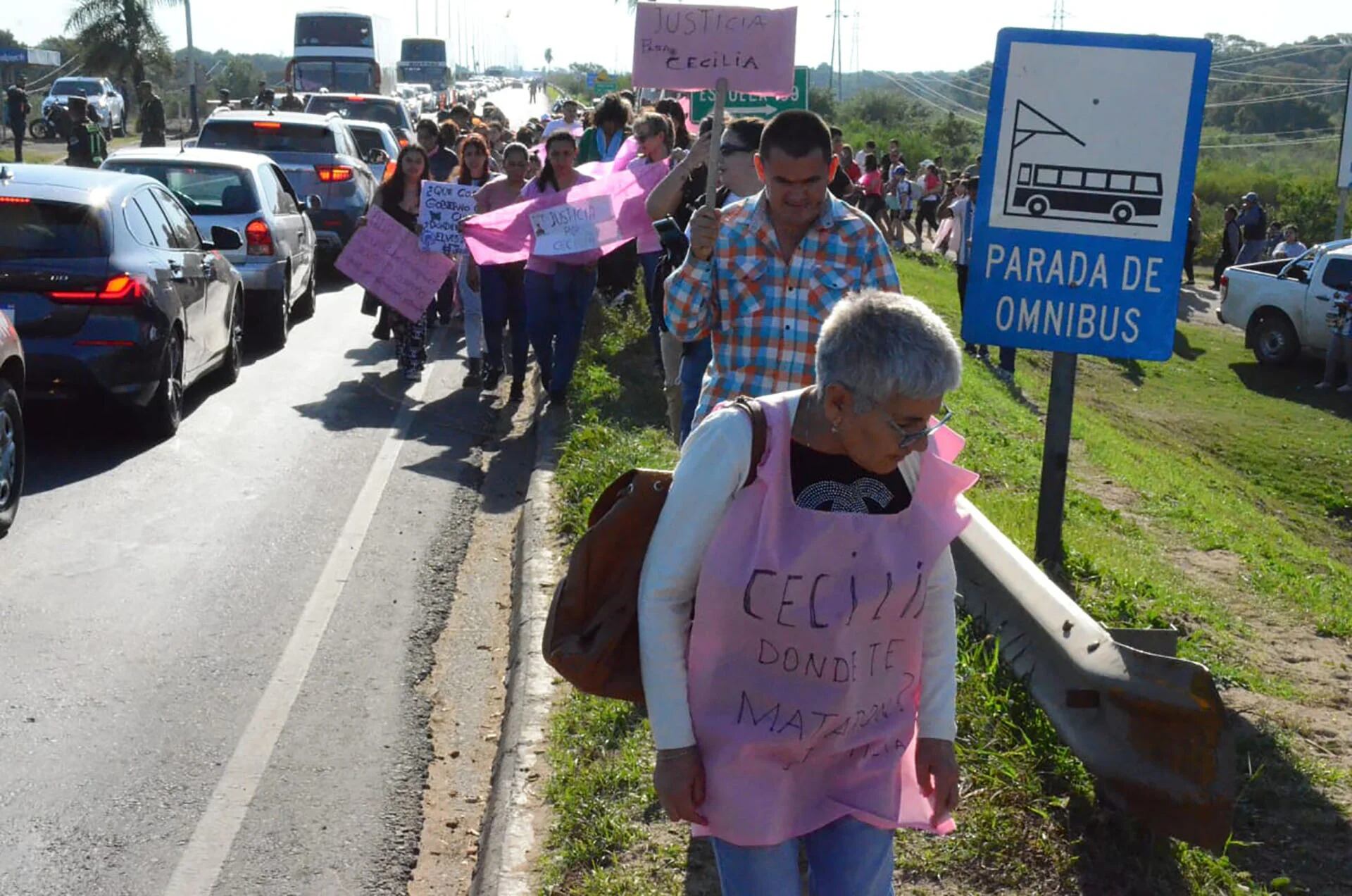 "¿Cecilia dónde te mataron?", dice una musculosa improvisada con tela rosa que lleva puesta una de las manifestantes. Es que, a un mes de la desaparición y presunto femicidio de la joven, sus restos aun no fueron encontrados