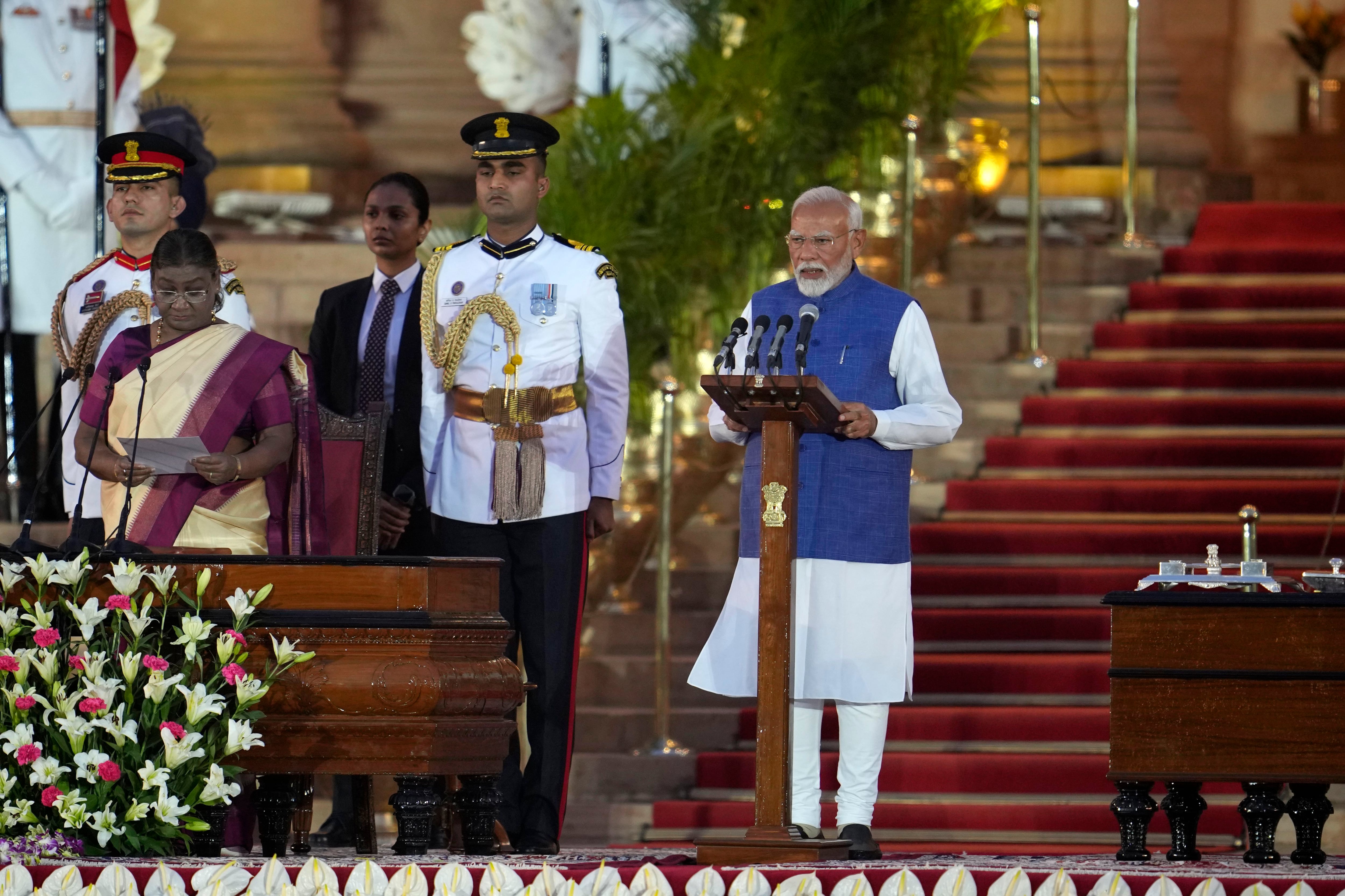 Narendra Modi (der) es juramentado para un tercer mandato como primer ministro de India por la presidenta Draupadi Murmu (izq) en el palacio Rashtrapati Bhawan de Nueva Delhi, el 9 de junio de 2024. (Foto AP/Manish Swarup)