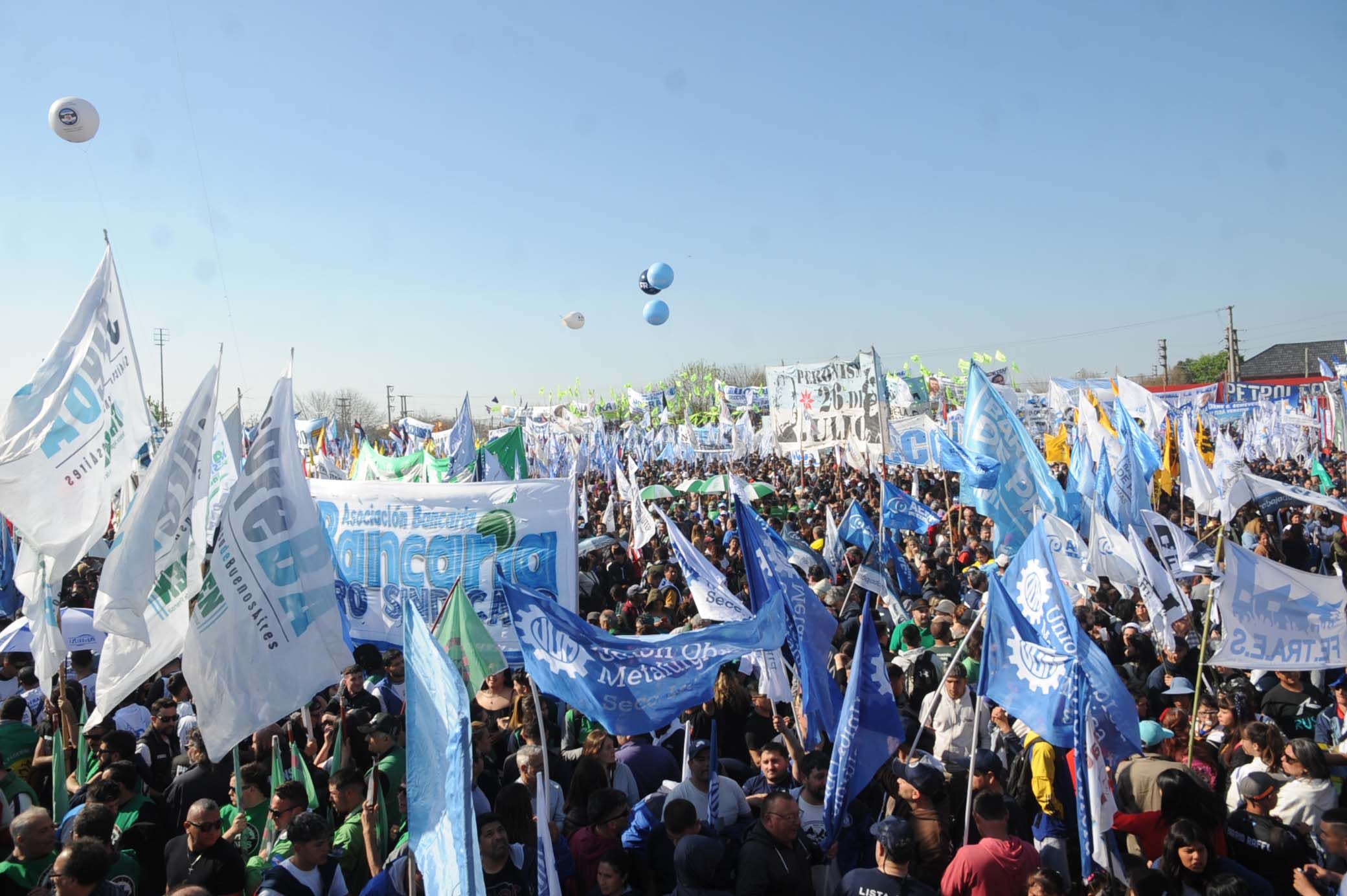 Los gremios y las organizaciones sociales movilizaron a cerca de 30.000 personas a Ensenada para respaldar la candidatura de Massa (Télam)