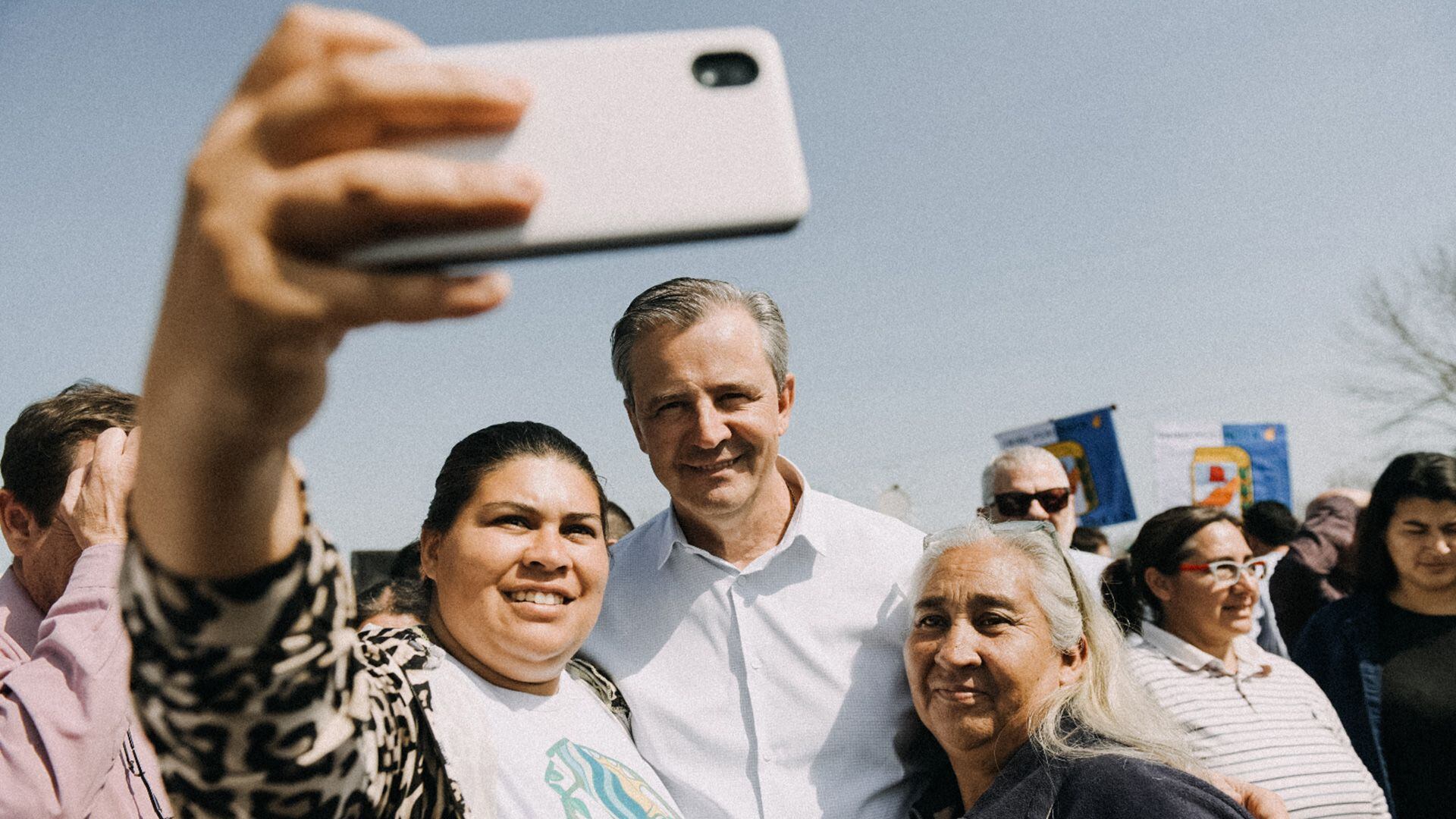 Adan Bahl posa para la foto durante un acto de campaña