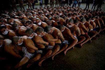 Fotografía tomada el pasado 4 de septiembre en la que se registó a un grupo de pandilleros de la Mara Salvatrucha y Barrio 18, durante una formación, en el centro penal de máxima seguridad en Izalco (El Salvador). EFE/Rodrigo Sura
