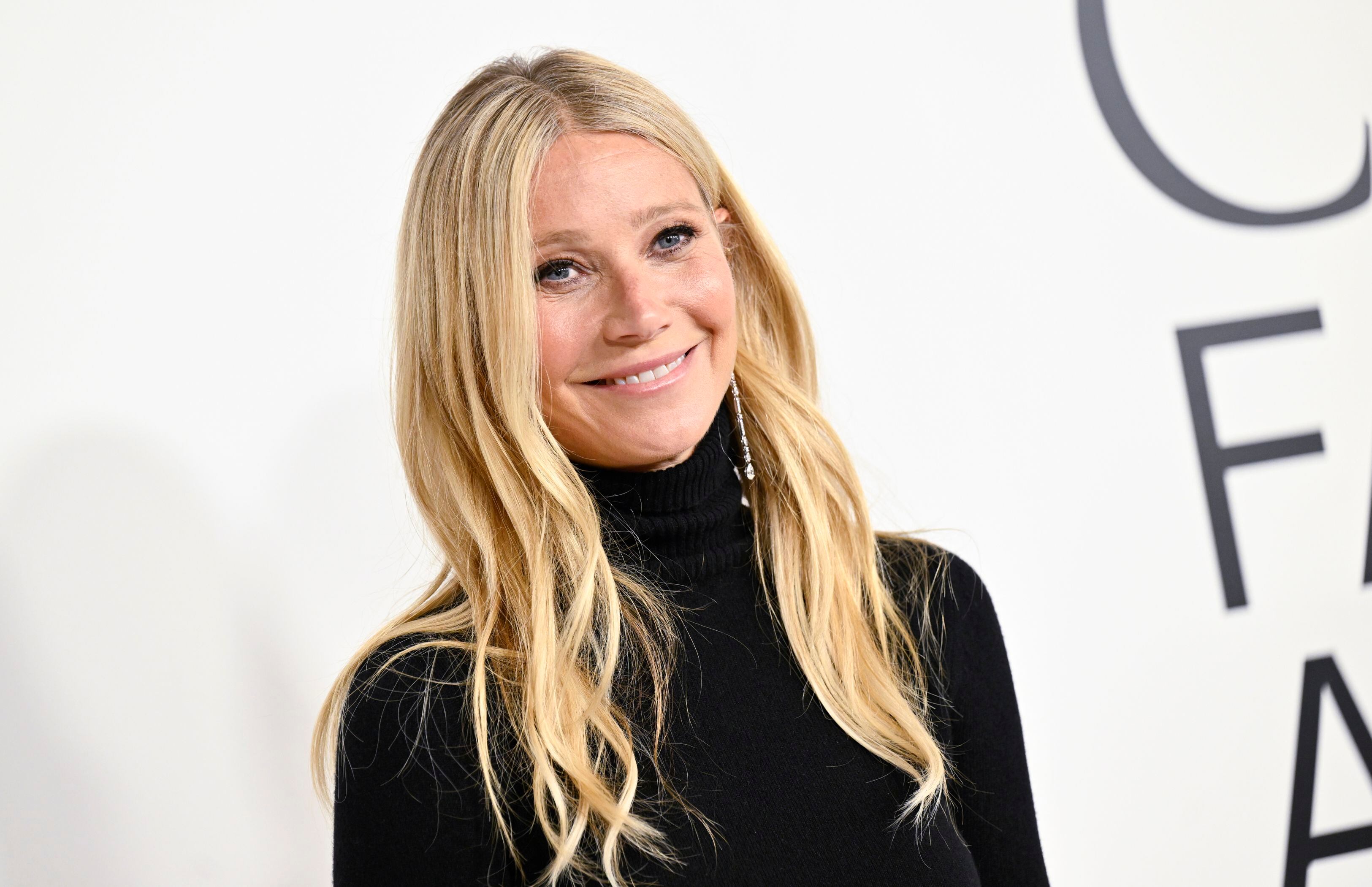 Gwyneth Paltrow llega a los premios de moda CFDA en el Museo Estadounidense de Historia Natural el lunes 6 de noviembre de 2023, en Nueva York. (Foto Evan Agostini/Invision/AP)