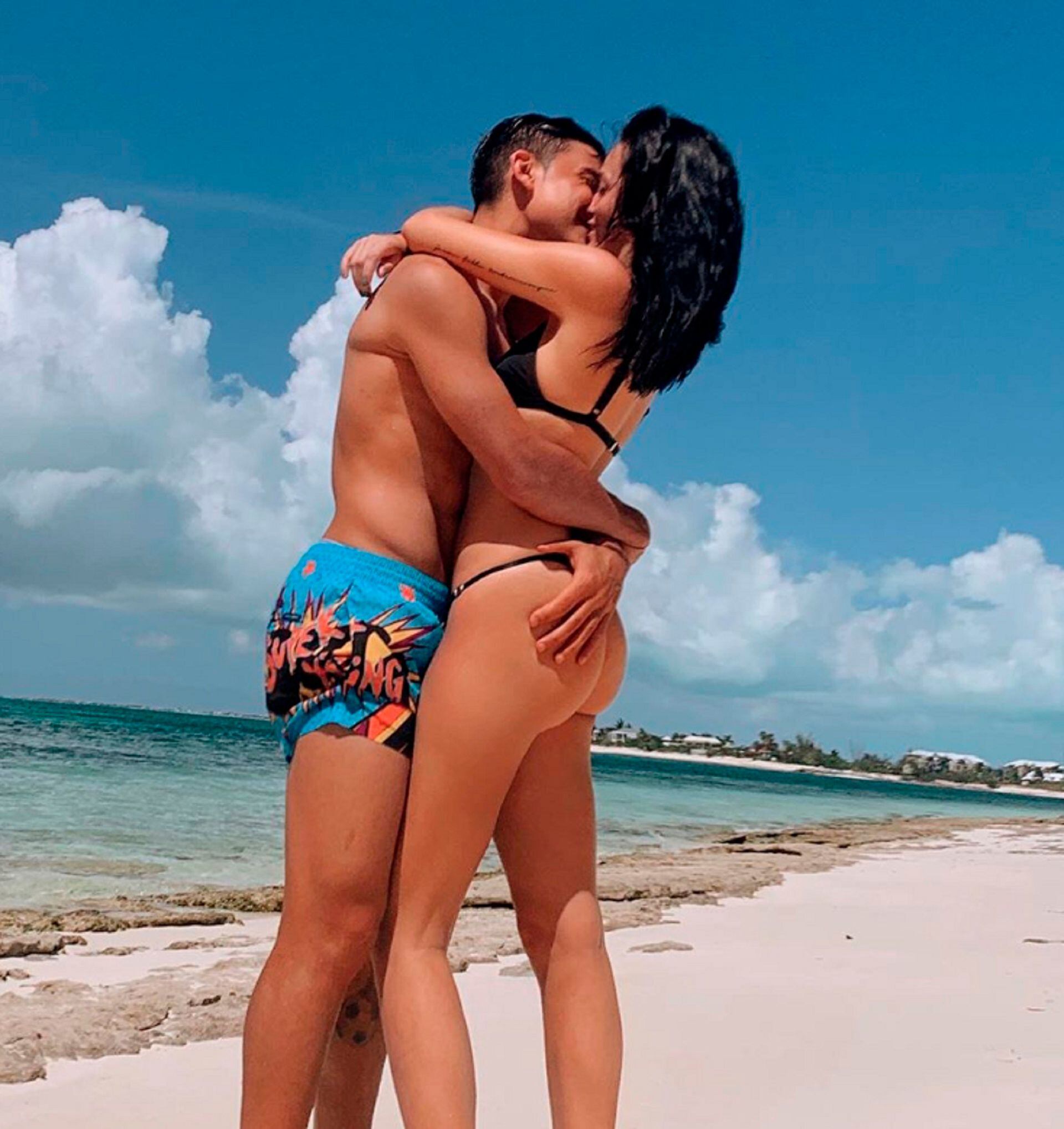 El futbolista y una de las hijas de Catherine Fulop suelen compartir románticas y apasionadas postales de sus vacaciones (Foto: Instagram @orianasabatini)