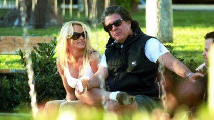 Pamela Anderson-Jon Peters (Foto: Grosby Group)
