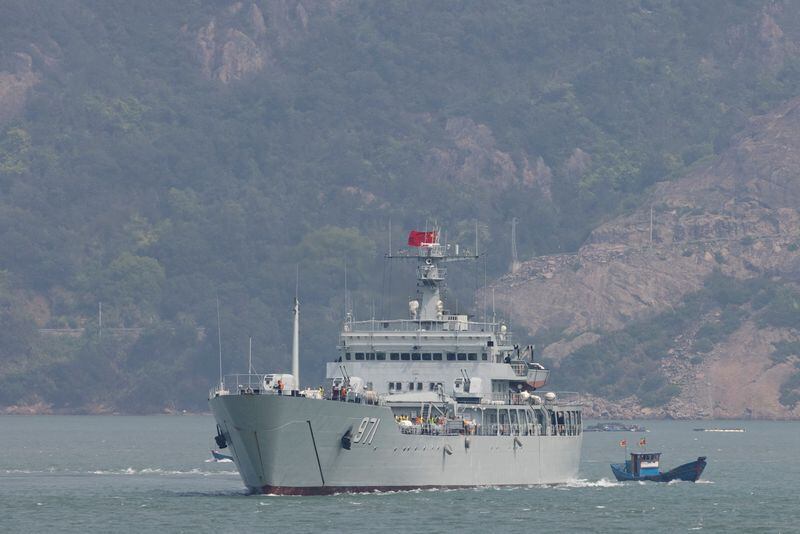 Un buque de guerra chino navega durante un ejercicio militar cerca de Fuzhou, provincia de Fujian, cerca de las islas Matsu controladas por Taiwán que están cerca de la costa china, China. 8 de abril, 2023. REUTERS/Thomas Peter