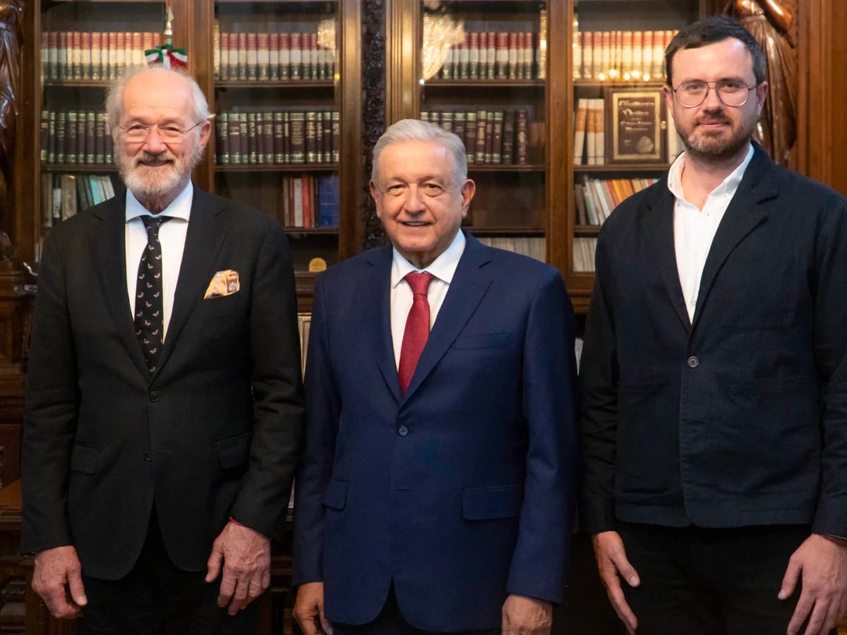 AMLO se reunió con padre y hermano de Julian Assange - Infobae