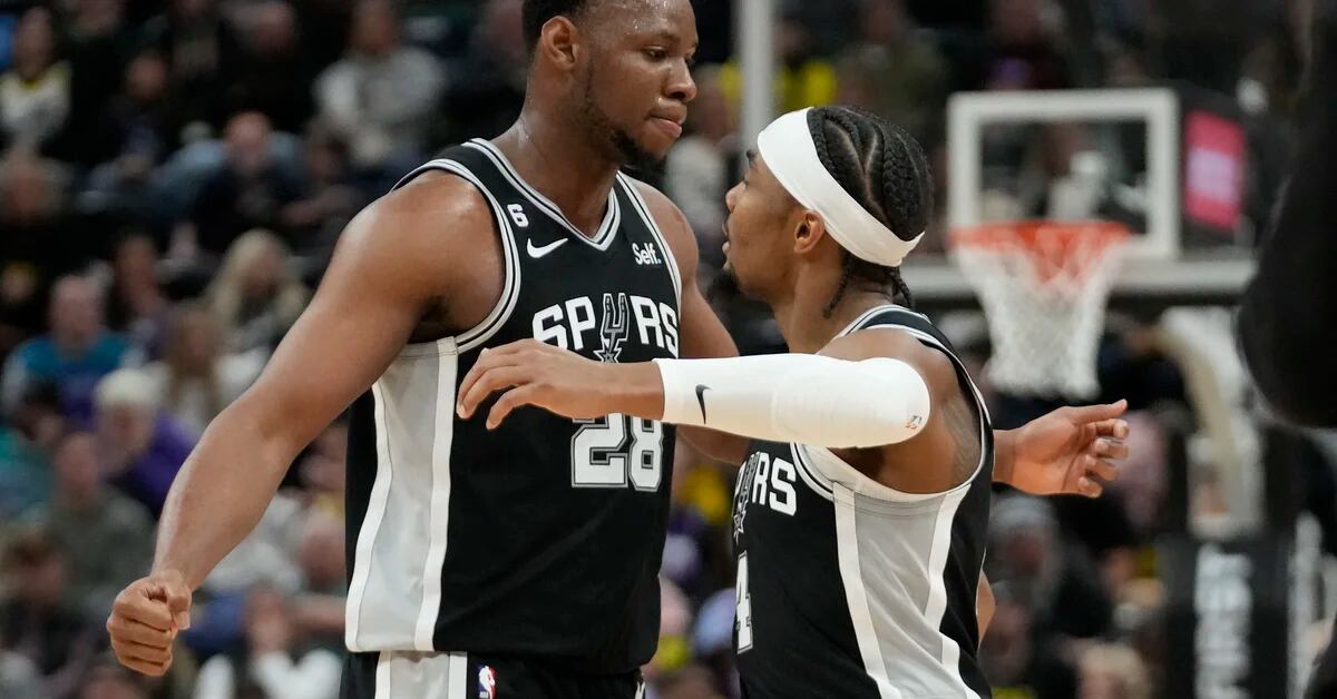 Spurs snap 16-game losing streak;  beat the jazz