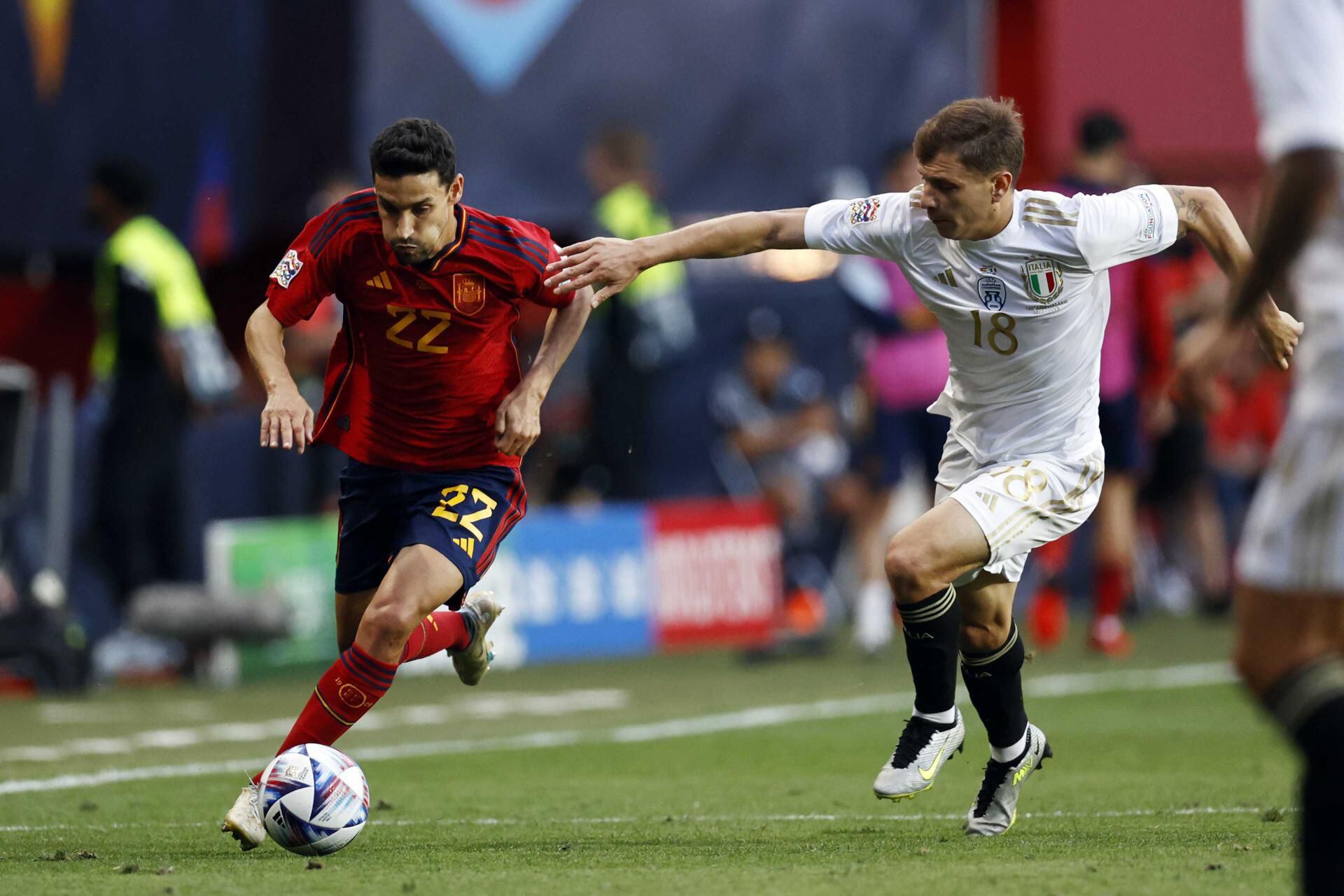 El jugador de España, Jesús Navas, y el futbolista italiano Nicolo Barella, durante el partido de la Nations League (EFE/EPA/MAURICE VAN STEEN)