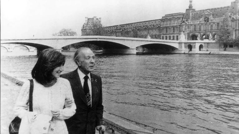 Fotografía de Jorge Luis Borges paseando con María Kodama