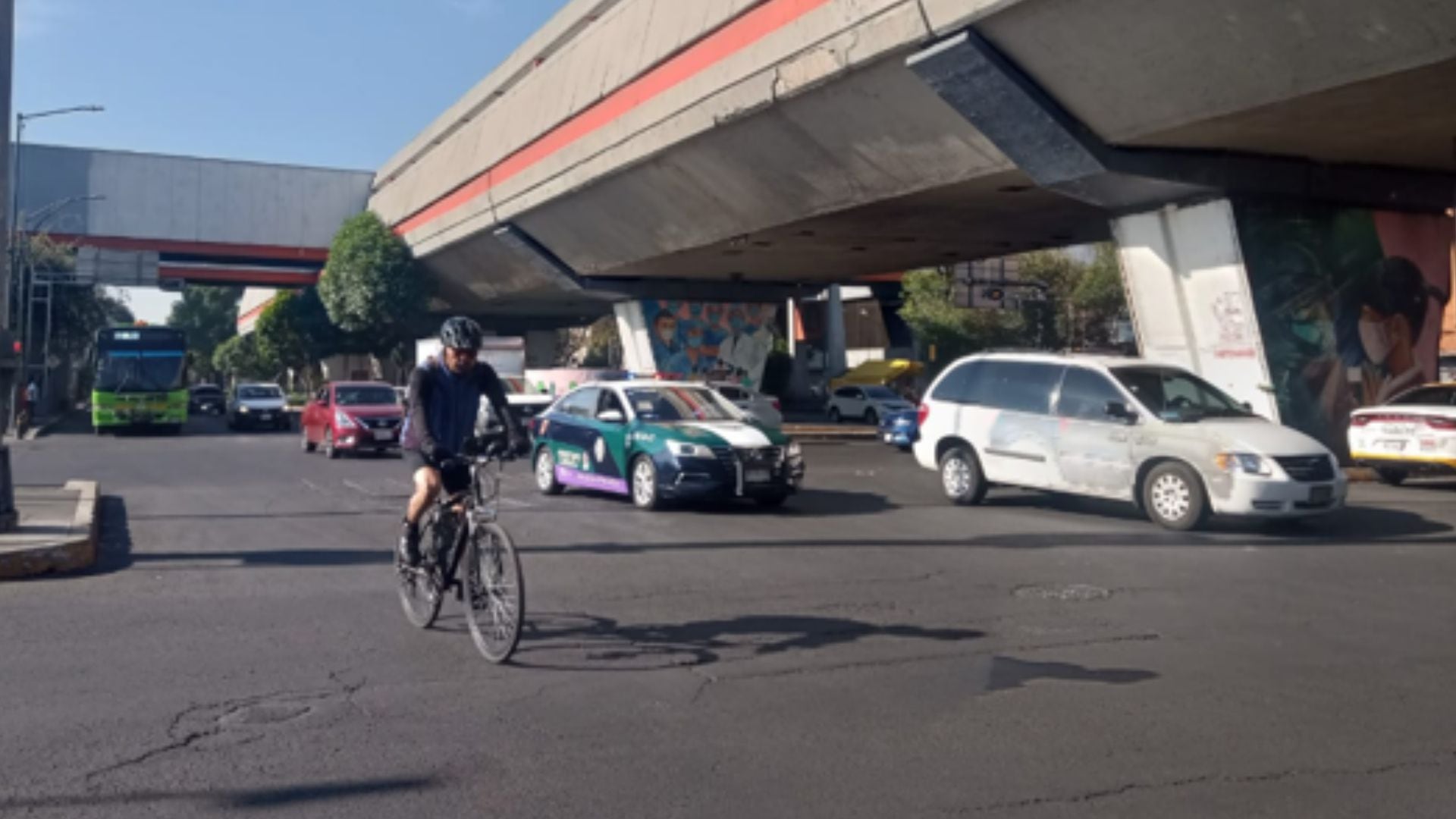 Fotografía de la circulación de autos en la CDMX durante la contingencia ambiental