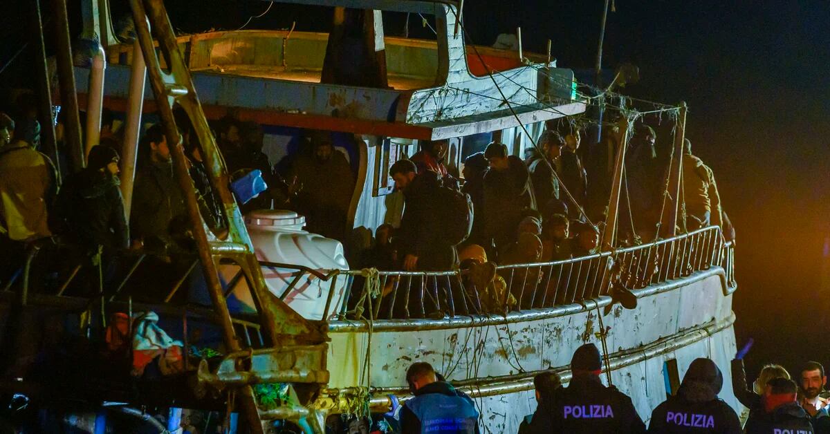 Italian boats bring hundreds of migrants ashore