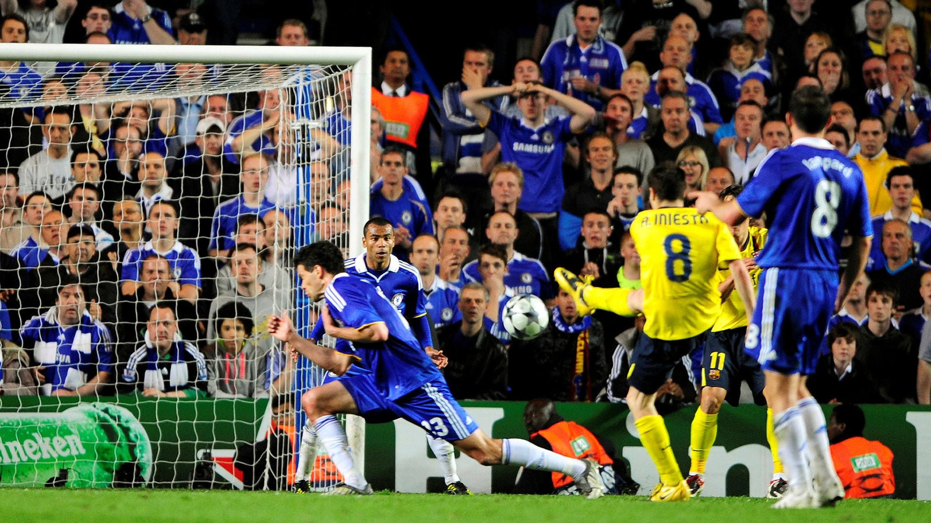 Andrés Iniesta marca el gol que lleva al Barcelona a la final de la Champions en Roma en 2009. (Dylan Martinez/Reuters)