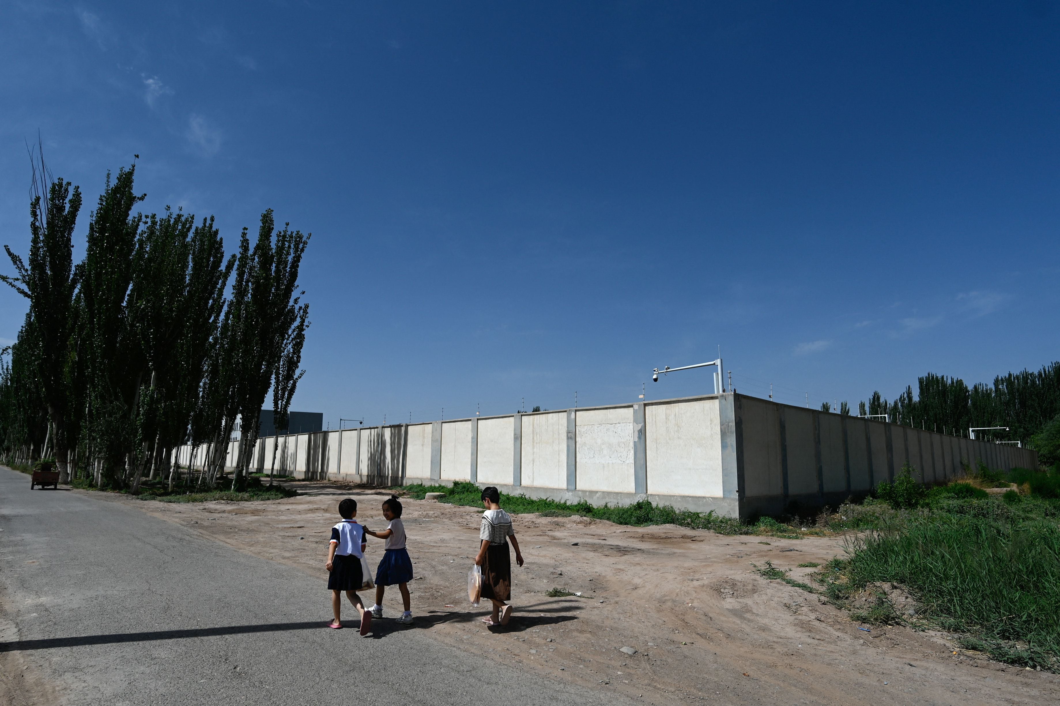 Los niños son separados por la fuerza de sus familias y sus comunidades y reeducados con el idioma mandarín y la cultura han (AFP)