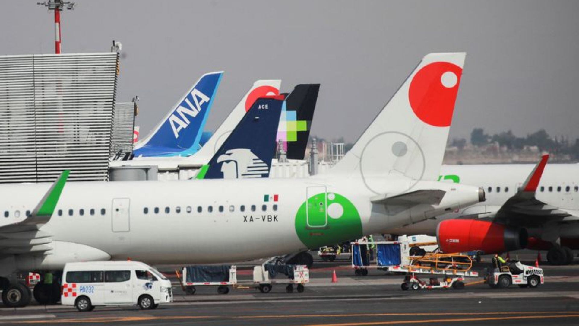 Aviones comerciales en el AICM