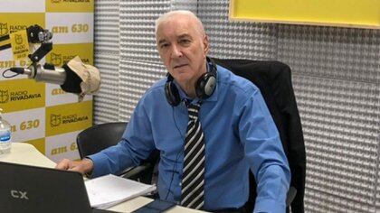 Mauro Viale en una de sus pasiones, la radio. Aquí en su programa de Rivadavia (Crédito: NA)