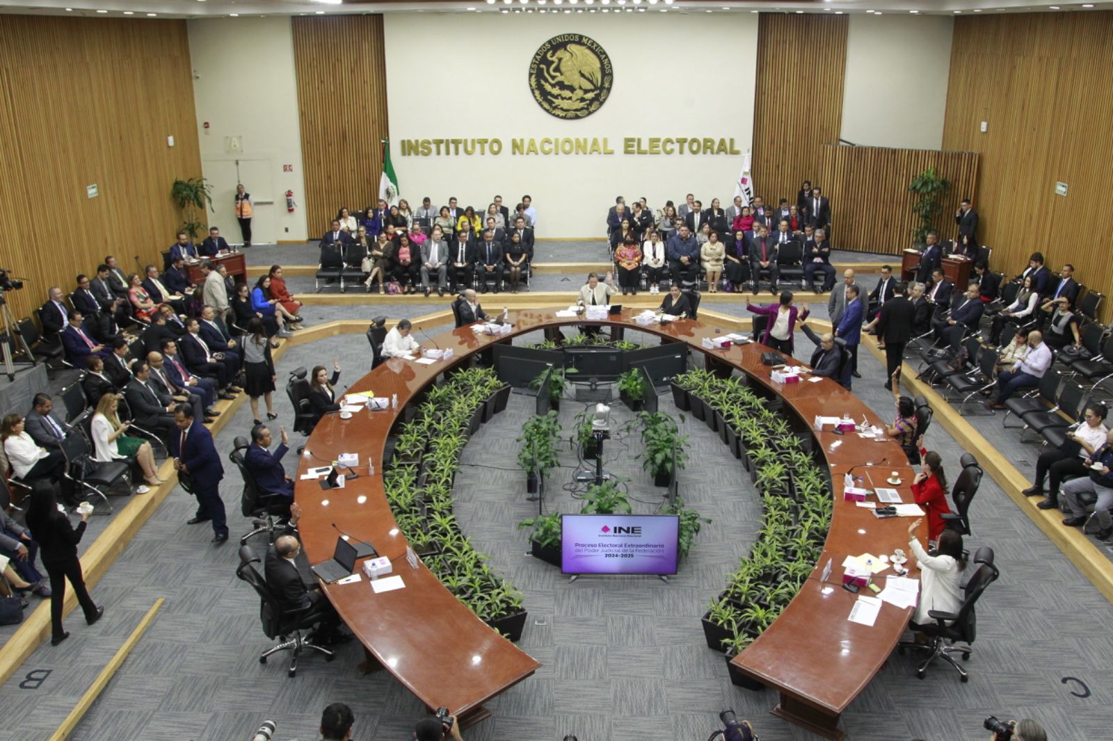 El Instituto Nacional Electoral instaló hoy el Consejo General para organizar el PEE en que serán electos la primera tanda de jueces, magistrados y ministros en la historia de México (@INE)