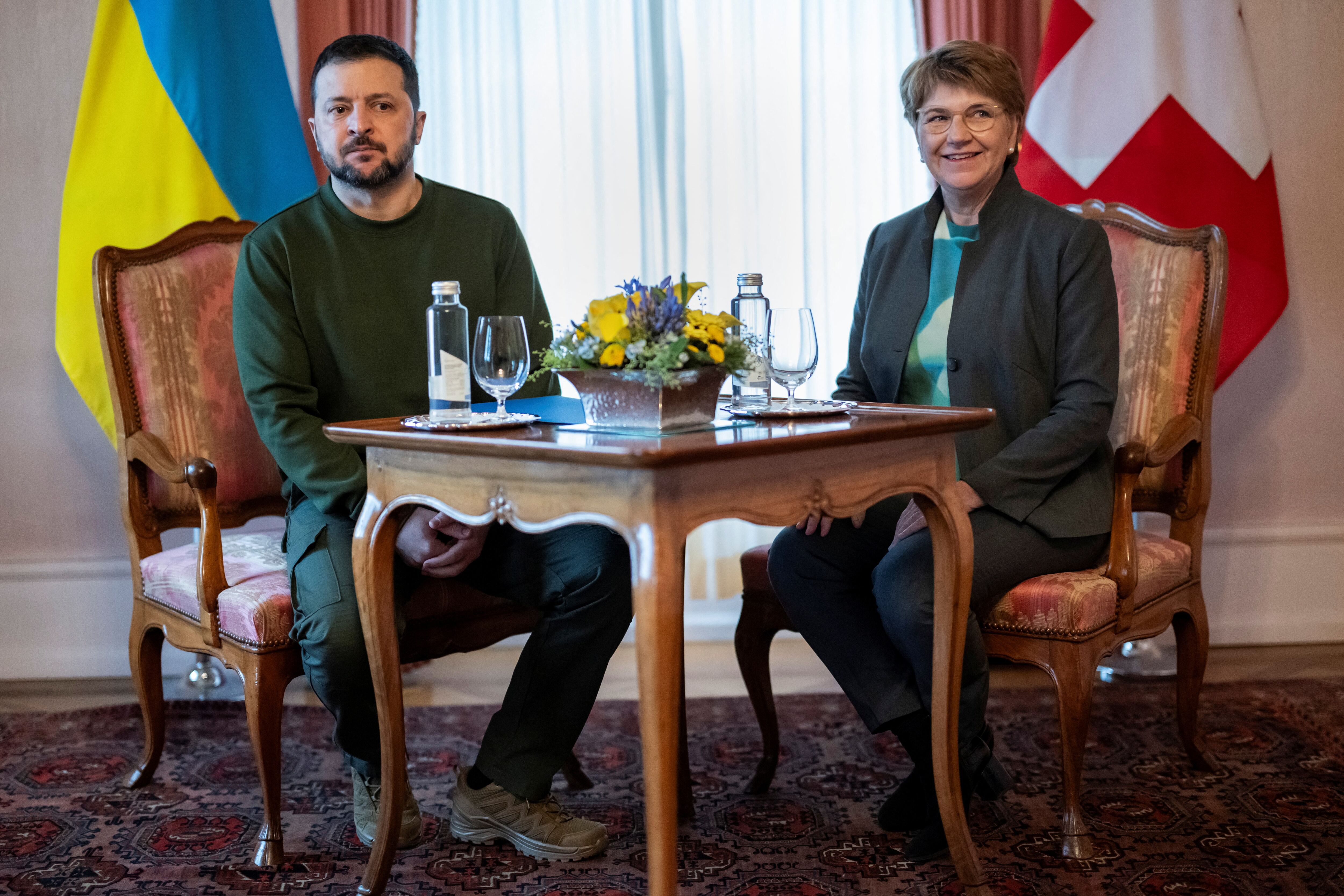 La presidenta suiza Viola Amherd junto a su homólogo ucraniano, Volodimir Zelensky (REUTERS/ARCHIVO)