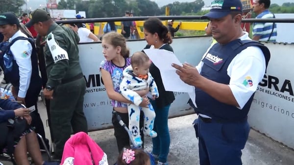 Miles de venezolanos cruzan a Colombia a diario