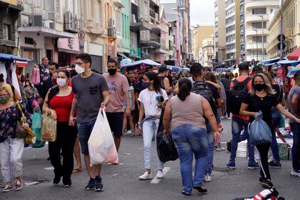 Un grupo de personas camina en una de las zonas comerciales de Sao Paulo (CRISTINA FAGA / ZUMA PRESS / CONTACTOPHOTO)
