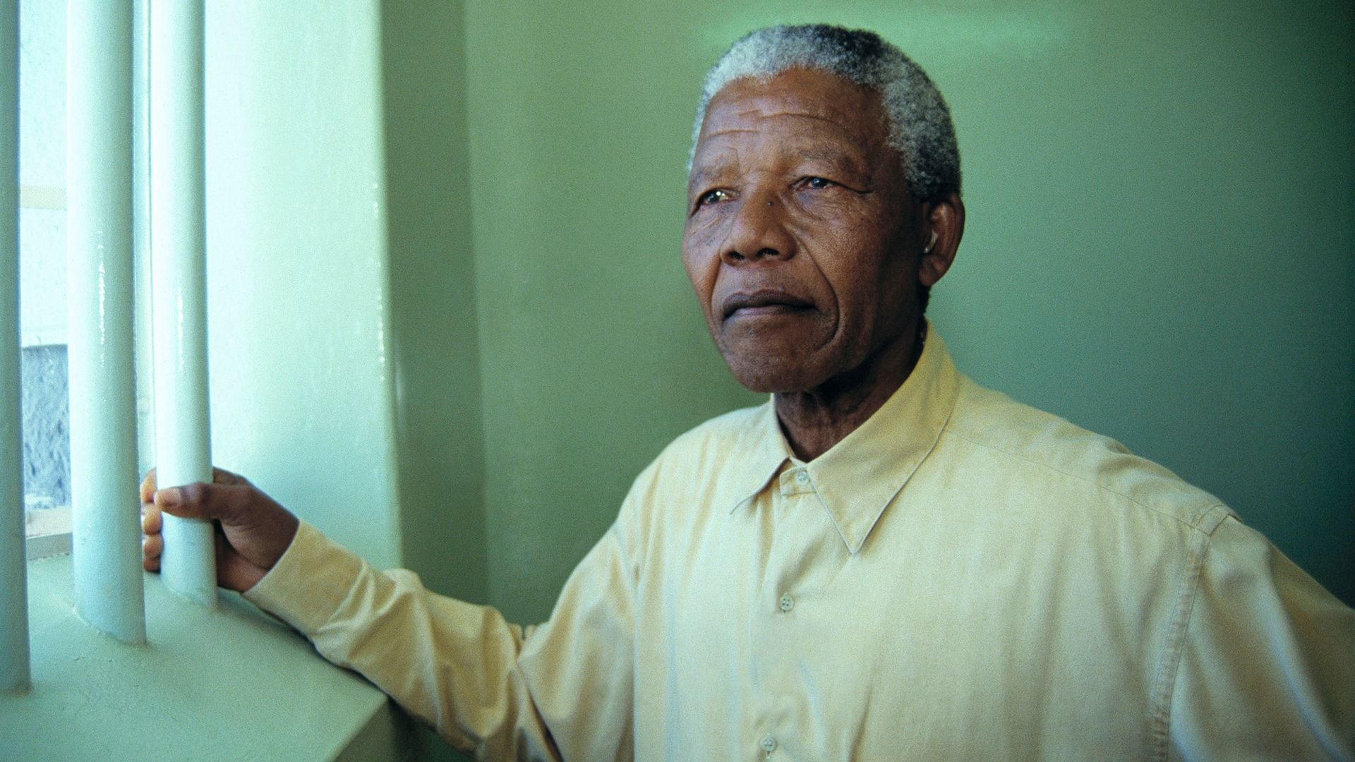 Nelson Mandela, durante una visita a la celda de la prisión de Robben Island donde estuvo encarcelado más de dos décadas (Foto de Louise Gubb/Corbis vía Getty Images/Archivo)