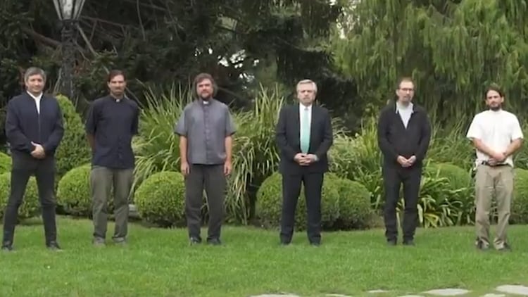 Alberto Fernández, Máximo Kirchner y los curas villeros en el parque de la quinta de Olivos