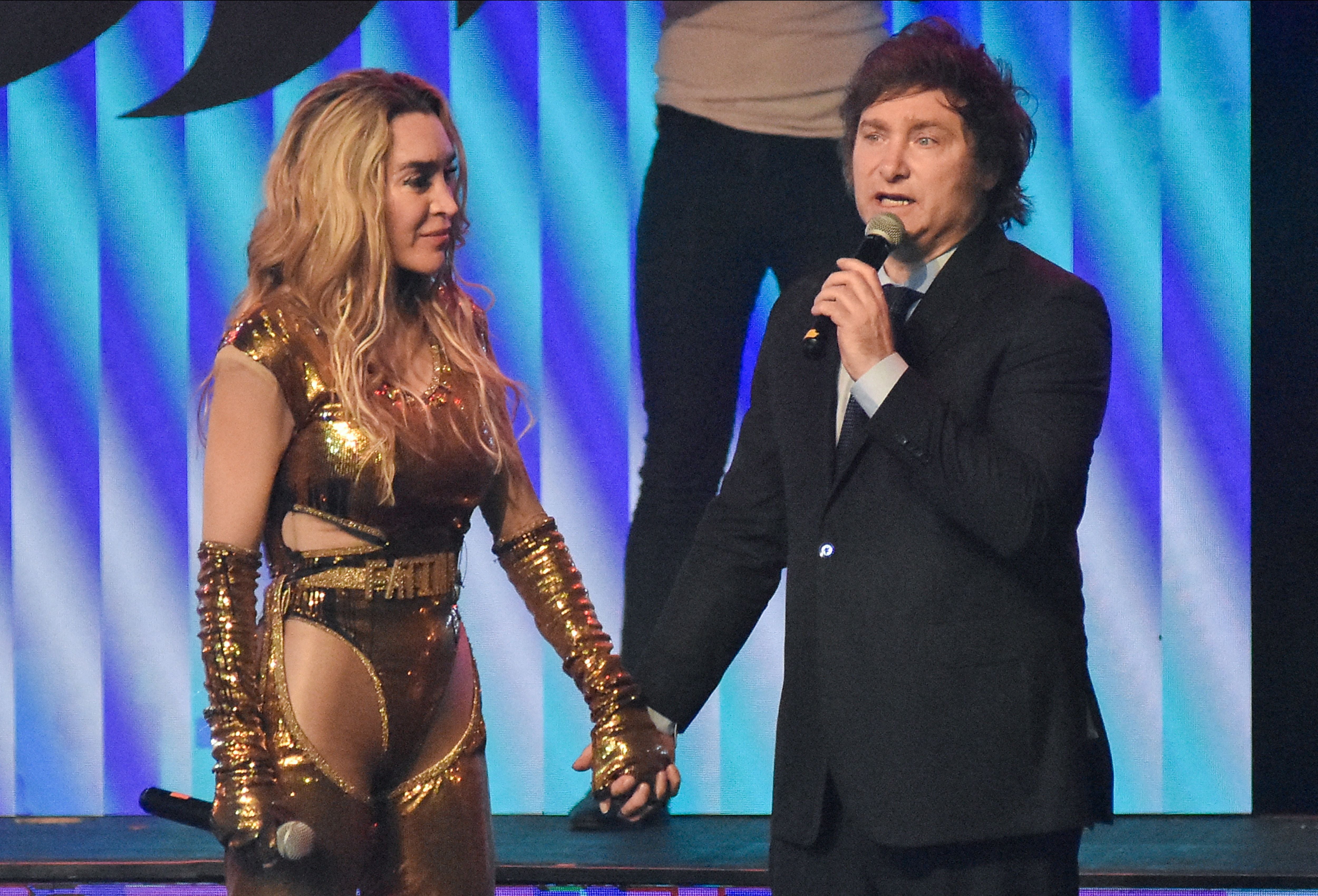 Javier Milei subió al escenario de Fátima Florez para dar un pequeño discurso y saludar a su novia (REUTERS/Stringer)